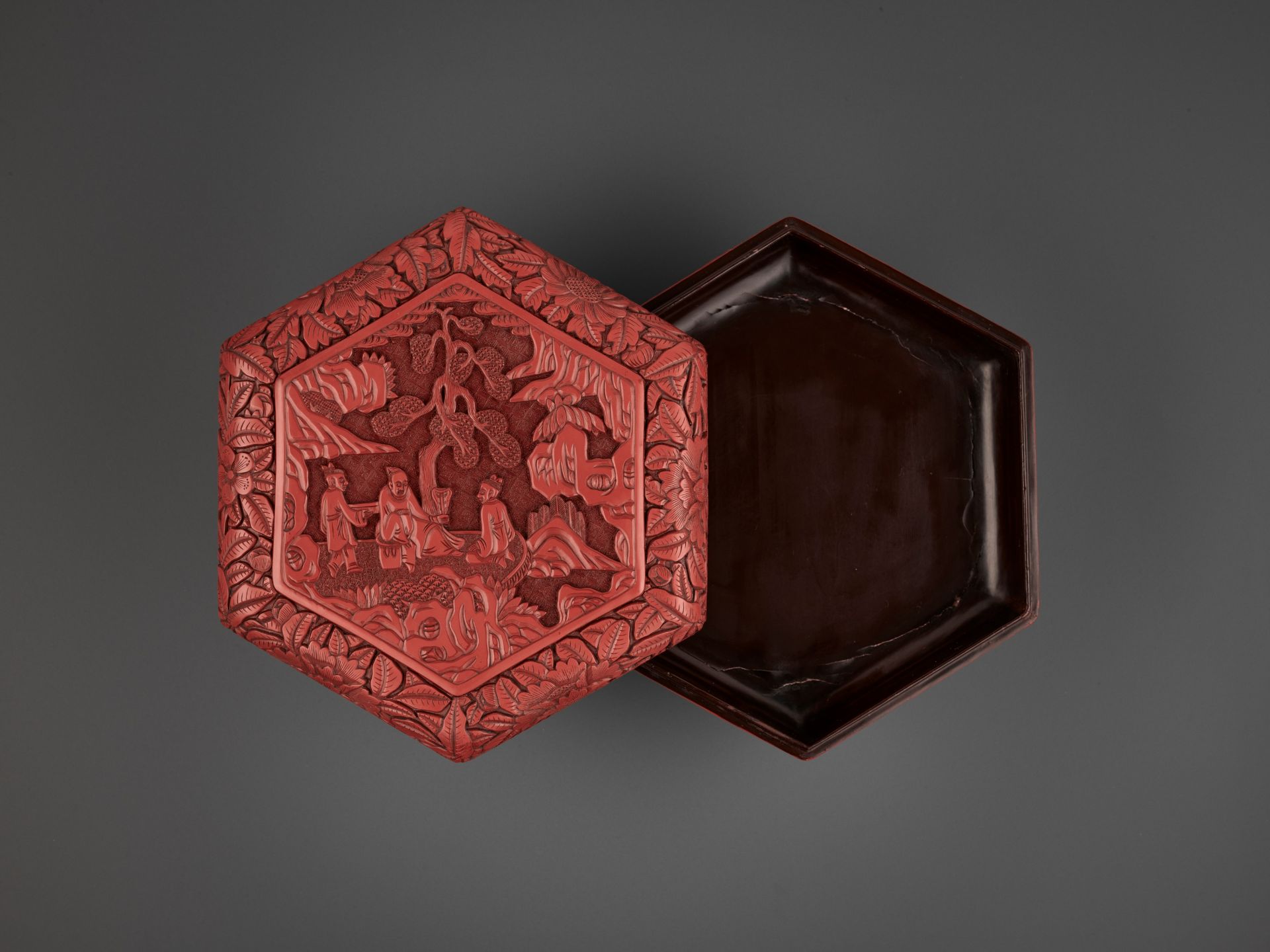 A 'SCHOLAR UNDER THE LYCHEE TREE' CINNABAR LACQUER BOX AND COVER, MING DYNASTY - Bild 3 aus 12