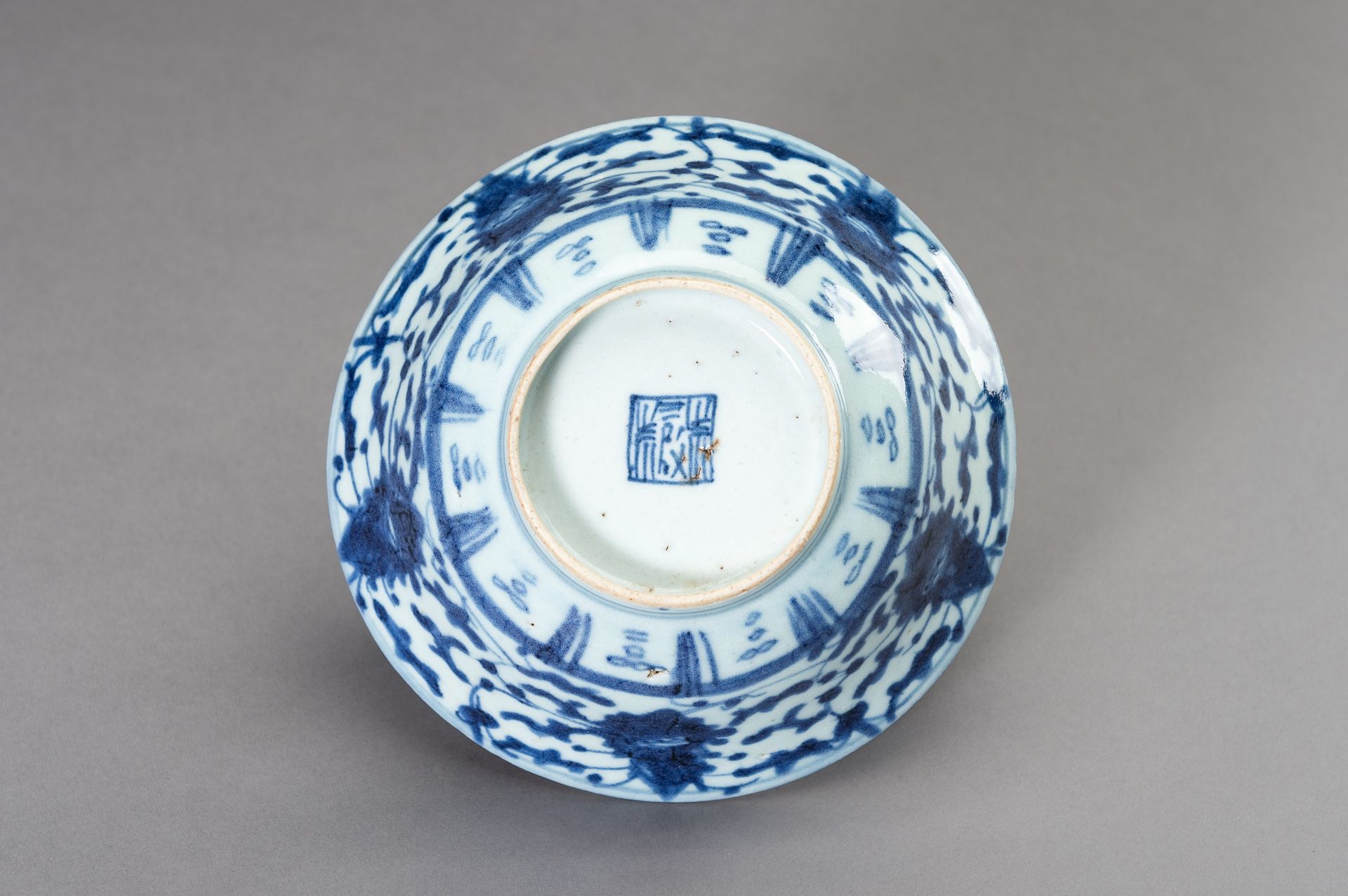 A SET OF TWO BLUE AND WHITE 'FLORAL' BOWLS, TRANSITIONAL PERIOD - Image 10 of 10