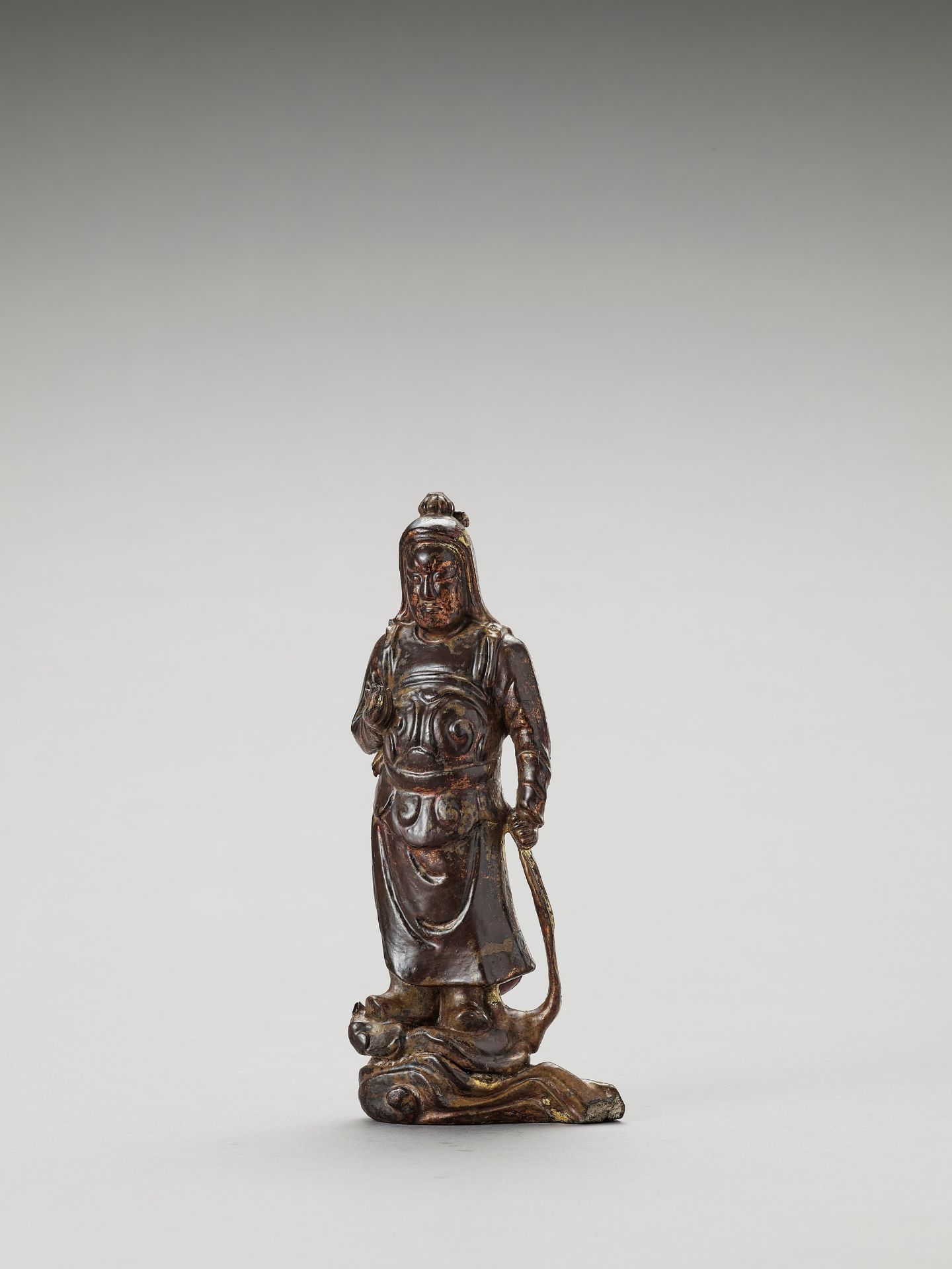 A GILT AND LACQUERED WOOD FIGURE OF A HEAVENLY KING, MING - Image 2 of 5