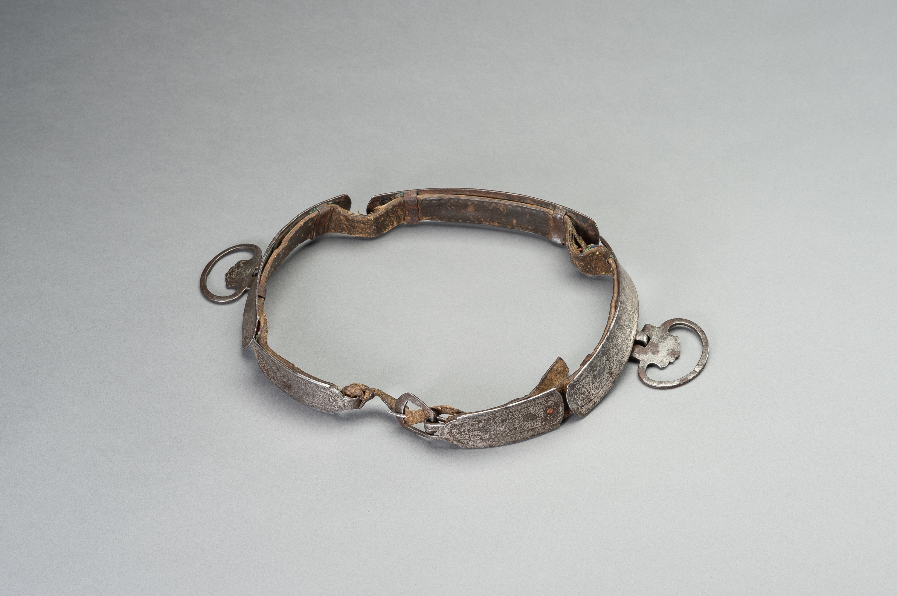 A SILVER DAMASCENED IRON BELT, QING DYNASTY - Image 5 of 11