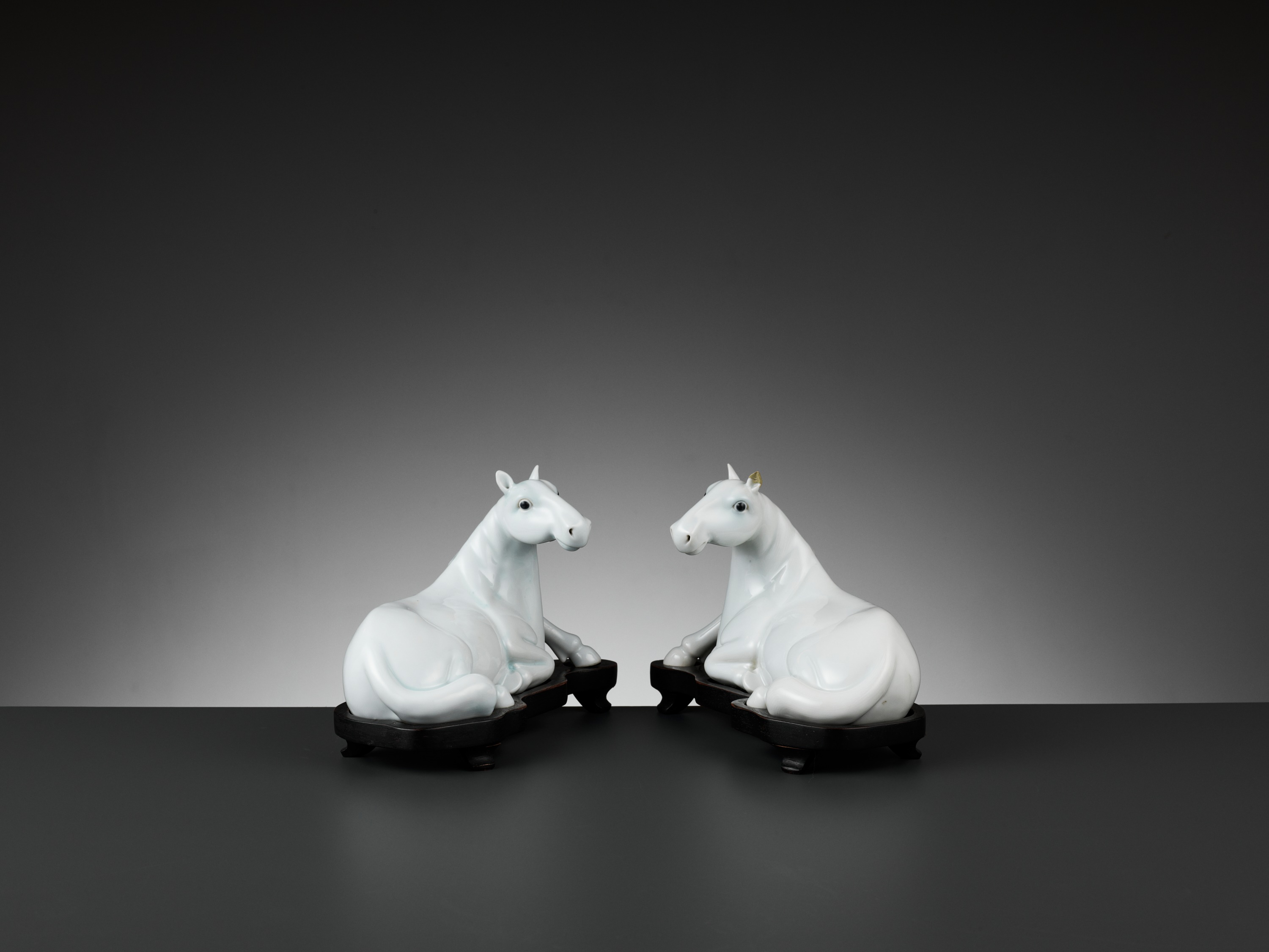 A PAIR OF WHITE-GLAZED FIGURES OF HORSES, QING DYNASTY - Image 9 of 10
