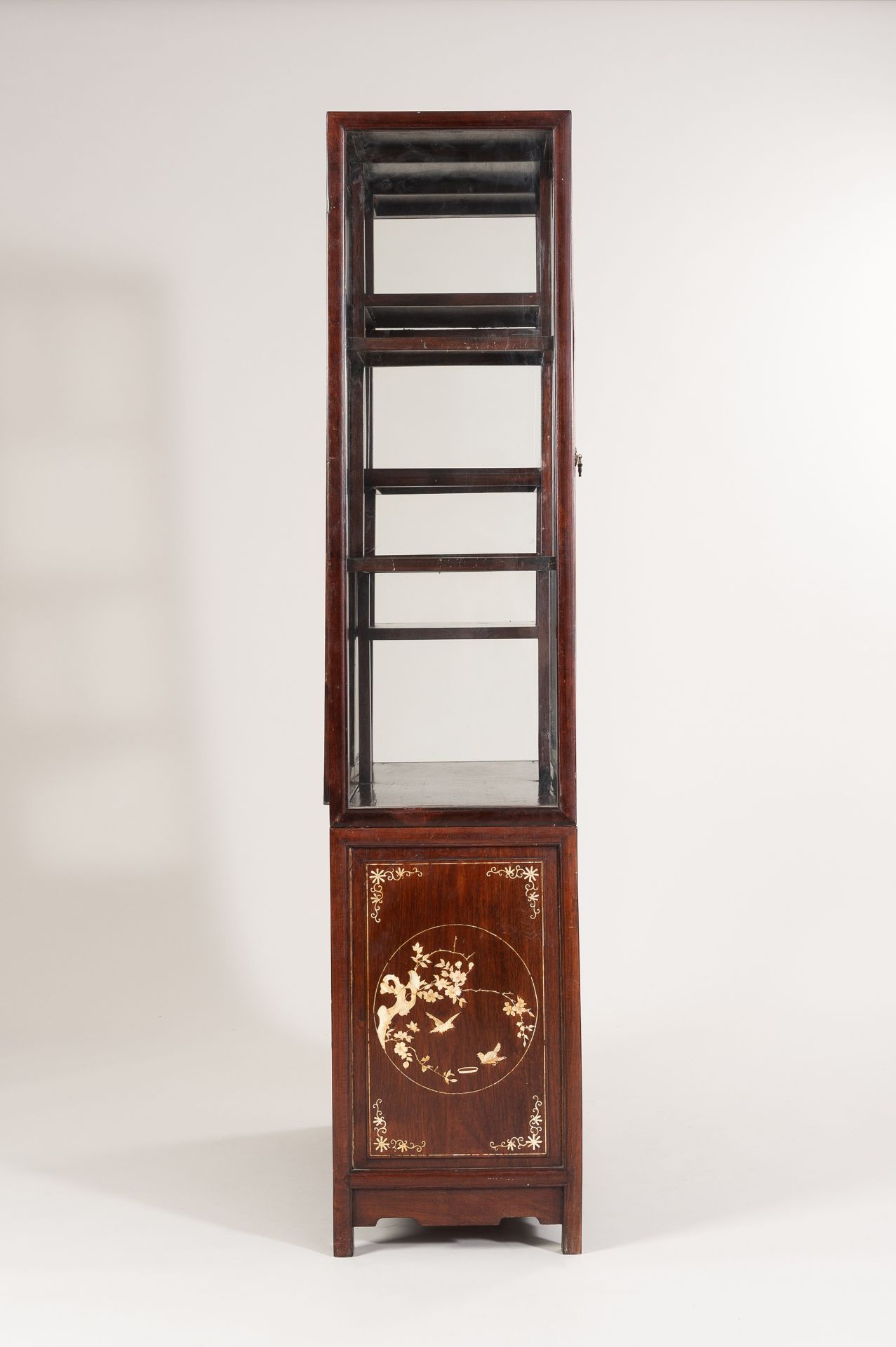 A PAIR OF MOTHER OF PEARL INLAID DISPLAY CABINETS, 1900s - Bild 17 aus 42