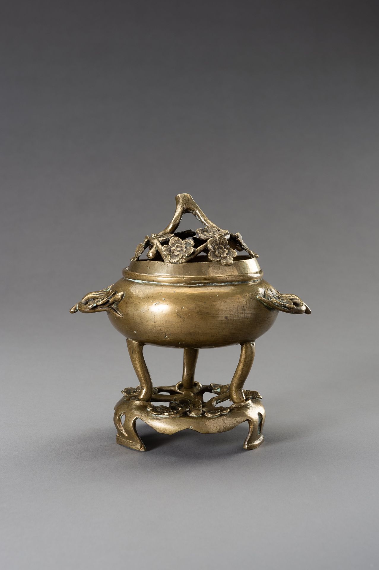 A 'CHERRY BLOSSOMS' BRONZE TRIPOD CENSER WITH MATCHING STAND, QING DYNASTY - Image 6 of 12