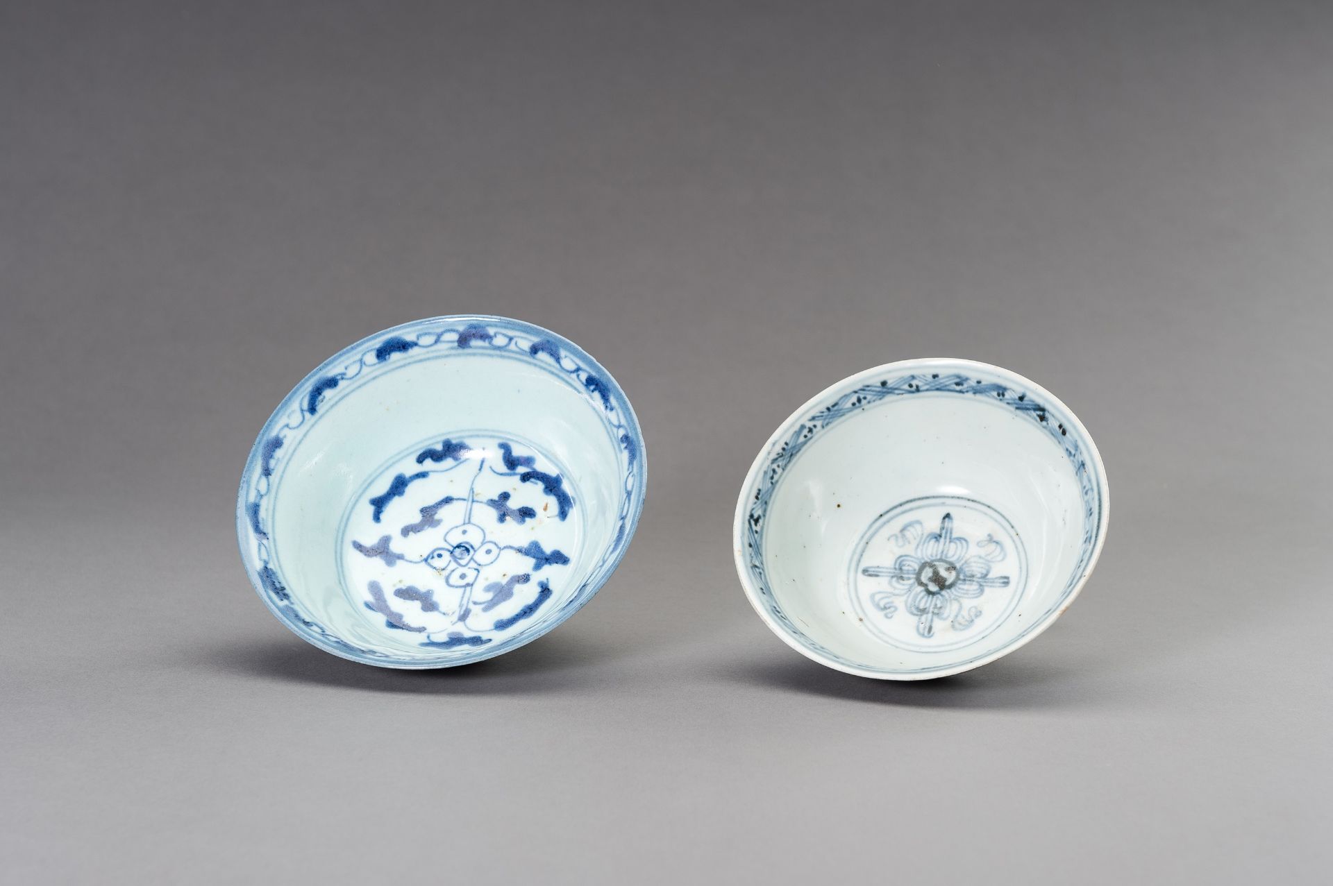 A SET OF TWO BLUE AND WHITE 'FLORAL' BOWLS, TRANSITIONAL PERIOD - Image 4 of 10