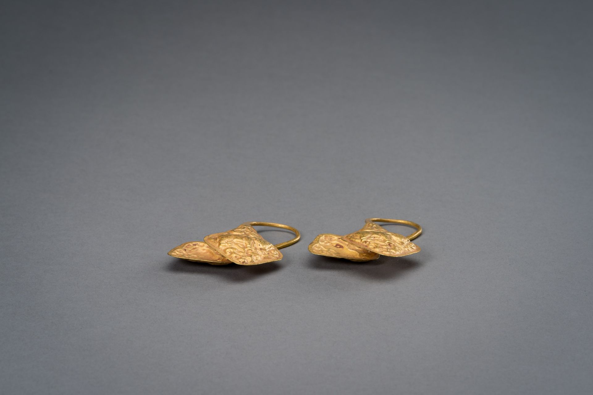 A PAIR OF CHAM GOLD 'MARANGGA' EARRINGS - Image 7 of 7