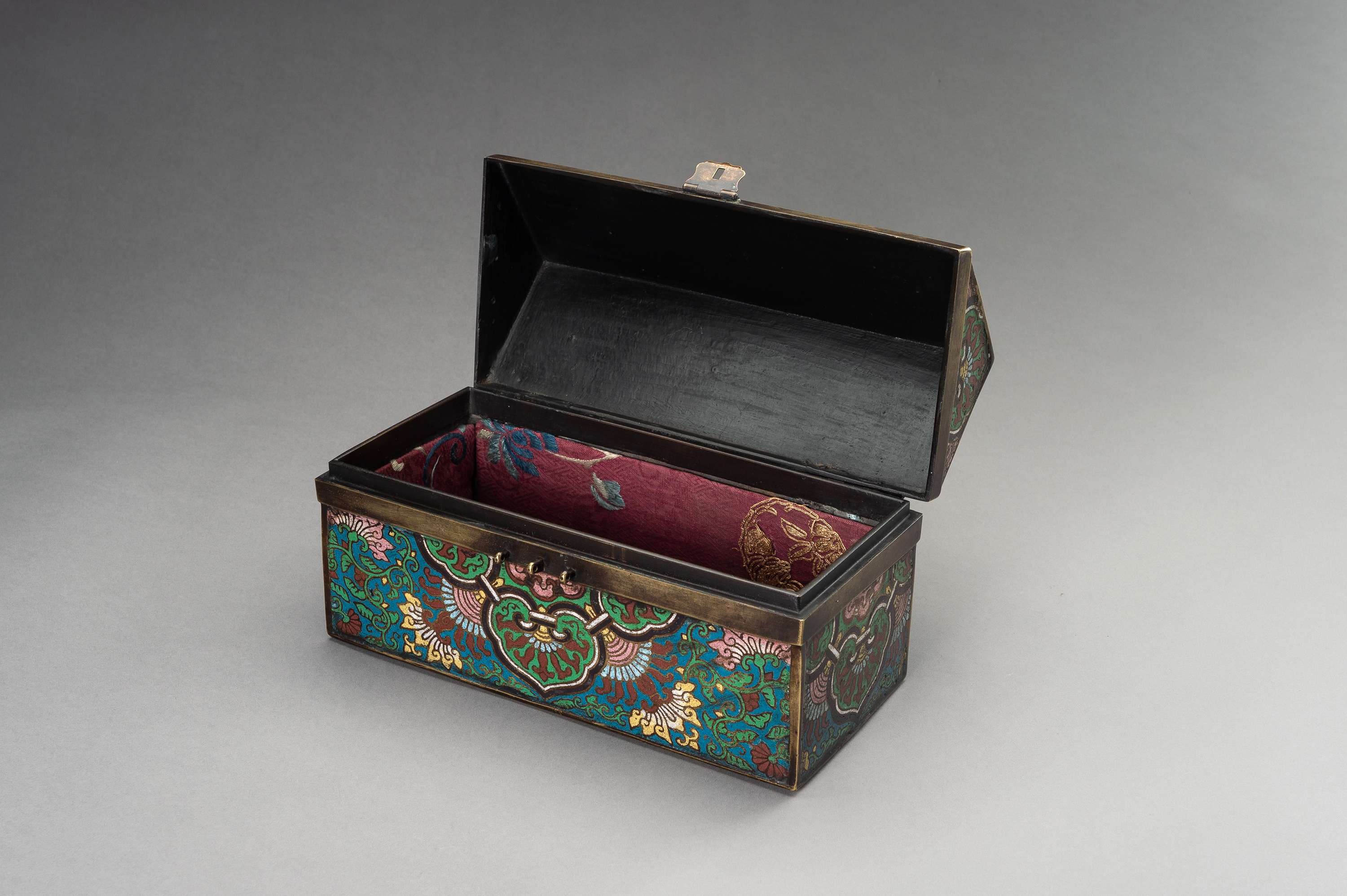 A RECTANGULAR CLOISONNE BOX, LATE QING DYNASTY - Image 11 of 17