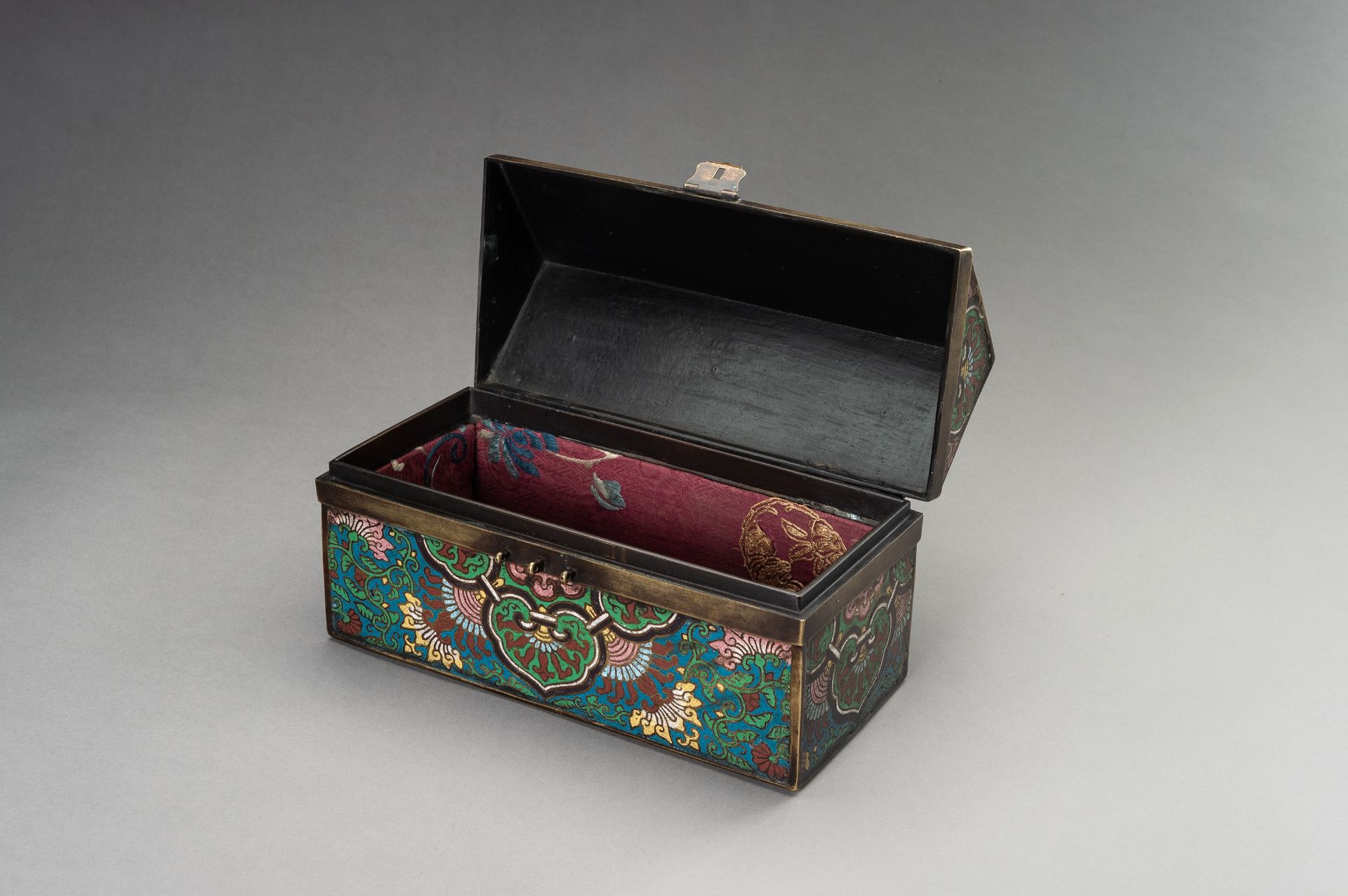 A RECTANGULAR CLOISONNE BOX, LATE QING DYNASTY - Image 11 of 17