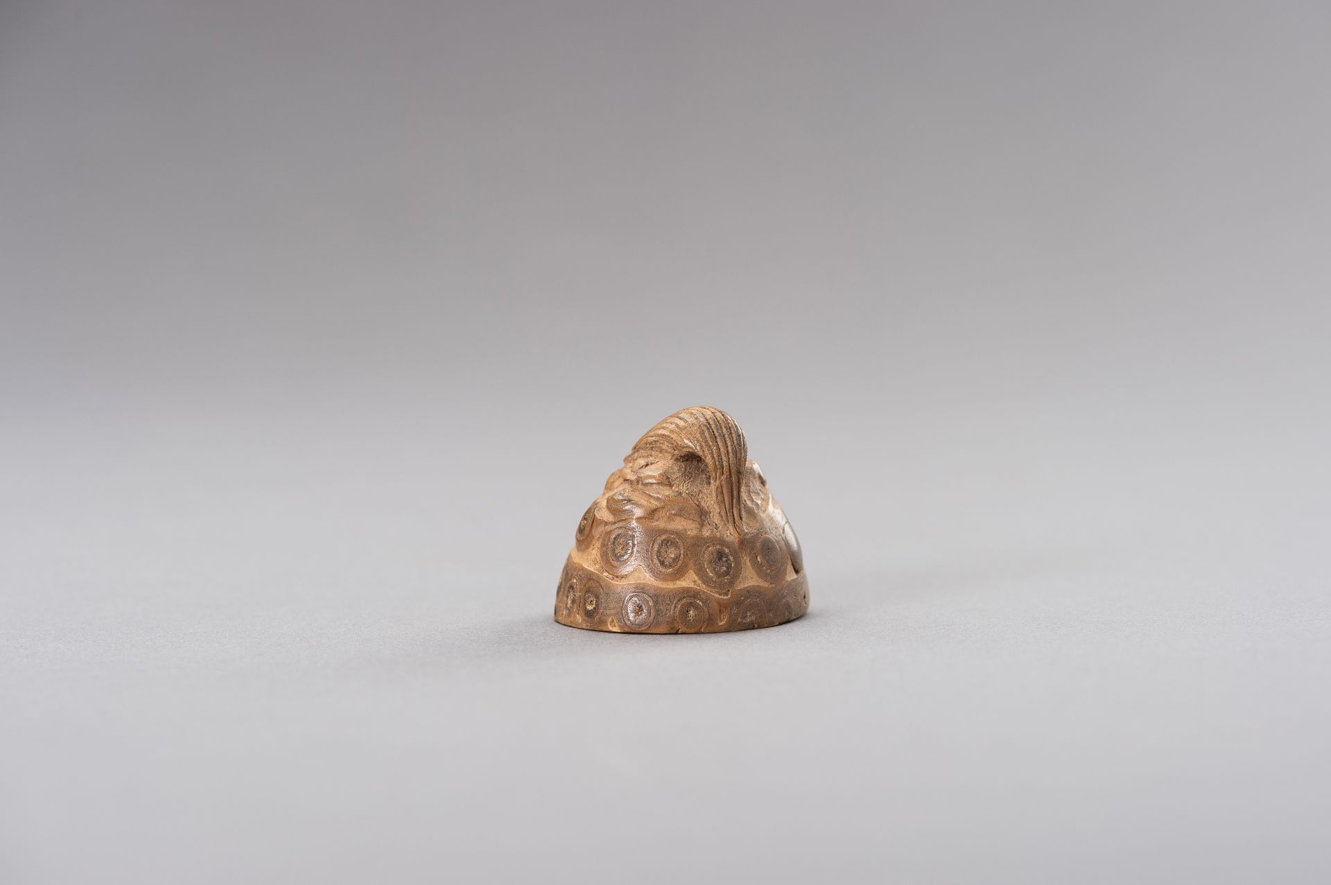 A BAMBOO NETSUKE OF A MINOGAME ON ROCK - Image 4 of 6