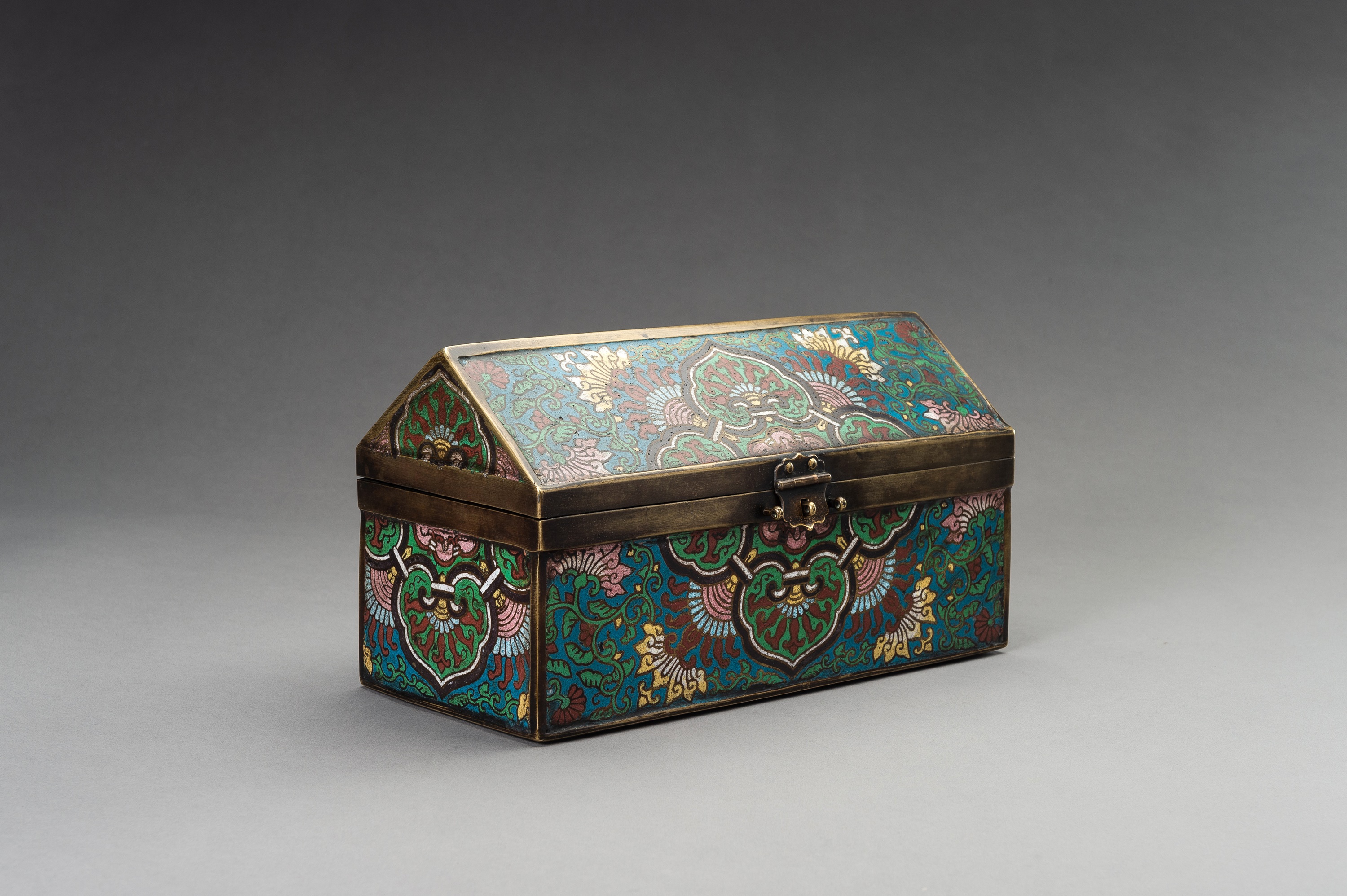 A RECTANGULAR CLOISONNE BOX, LATE QING DYNASTY - Image 10 of 17