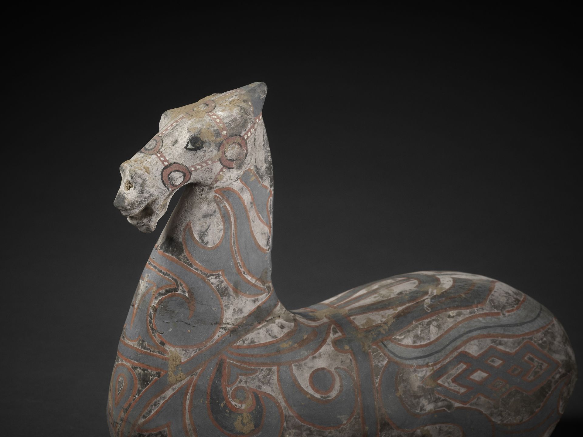 A FINELY PAINTED HAN DYNASTY MODEL OF A HORSE - Bild 4 aus 9