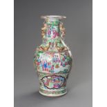 A FAMILLE ROSE MEDALLION EXPORT PORCELAIN VASE, LATE QING DYNASTY