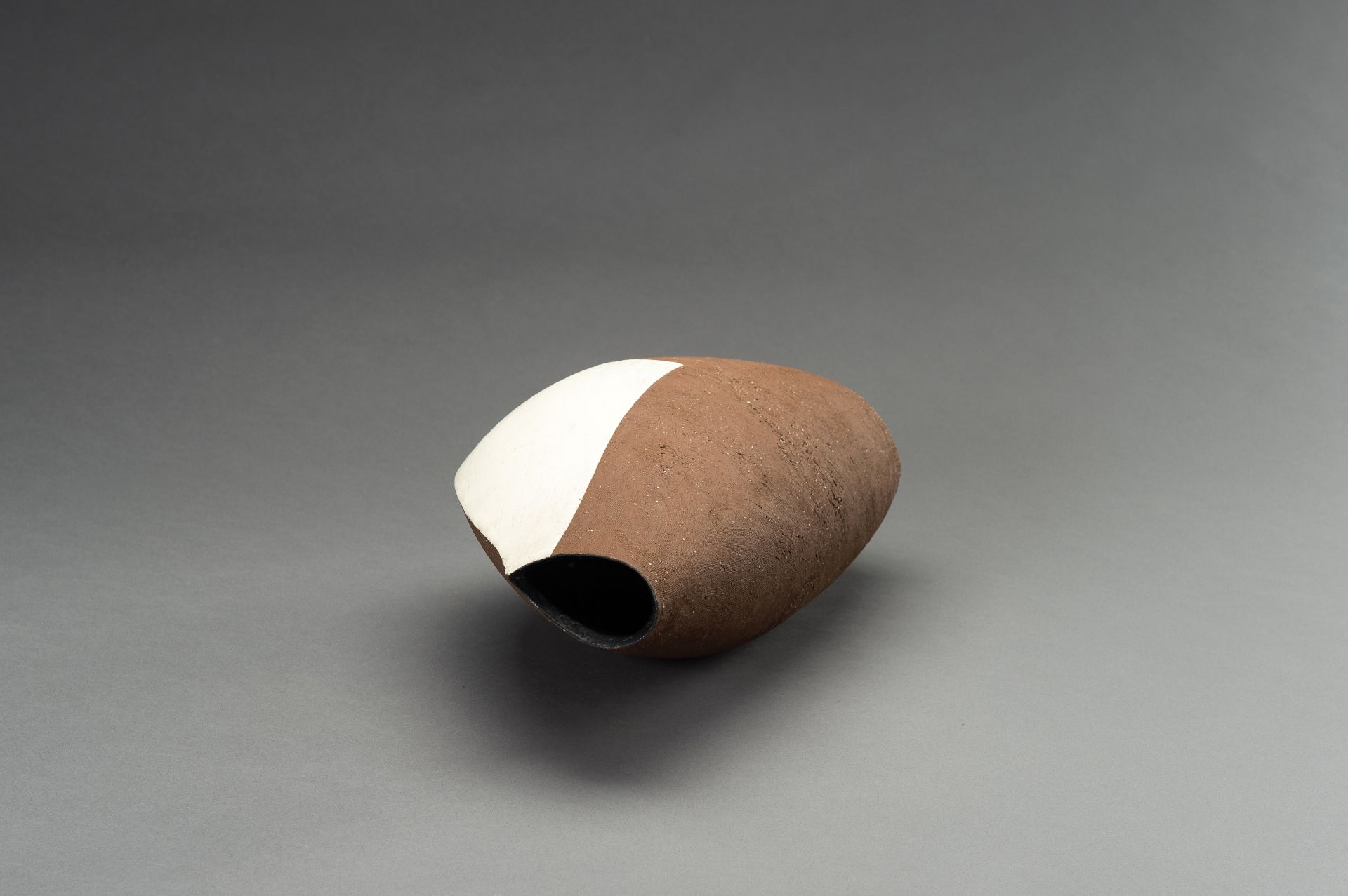 MASA TOSHI: A CONTEMPORARY LACQUERED CERAMIC VASE - Image 11 of 11