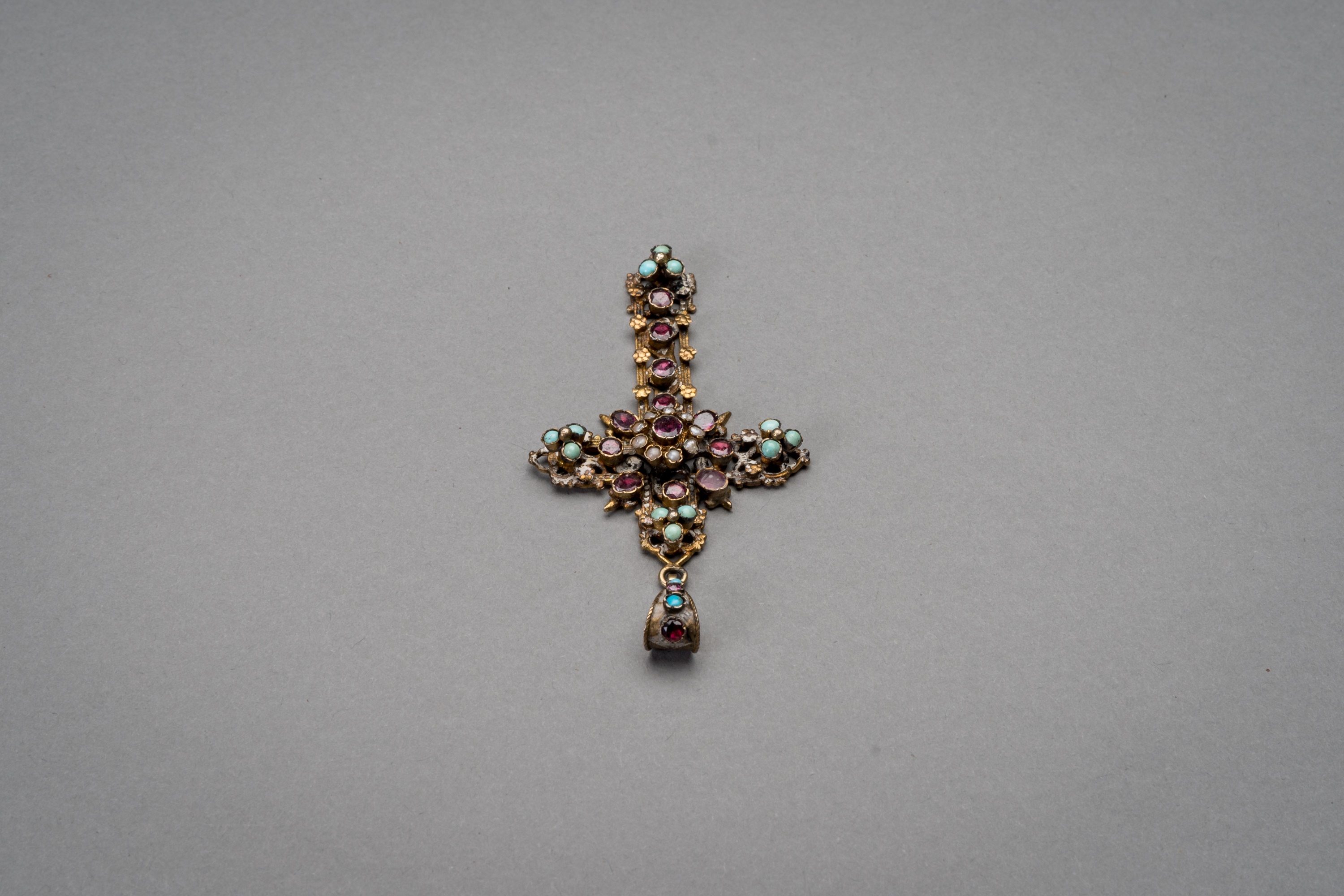 A RUBY, PEARL AND TURQUOISE INSET GILT SILVER CROSS PENDANT - Image 6 of 9