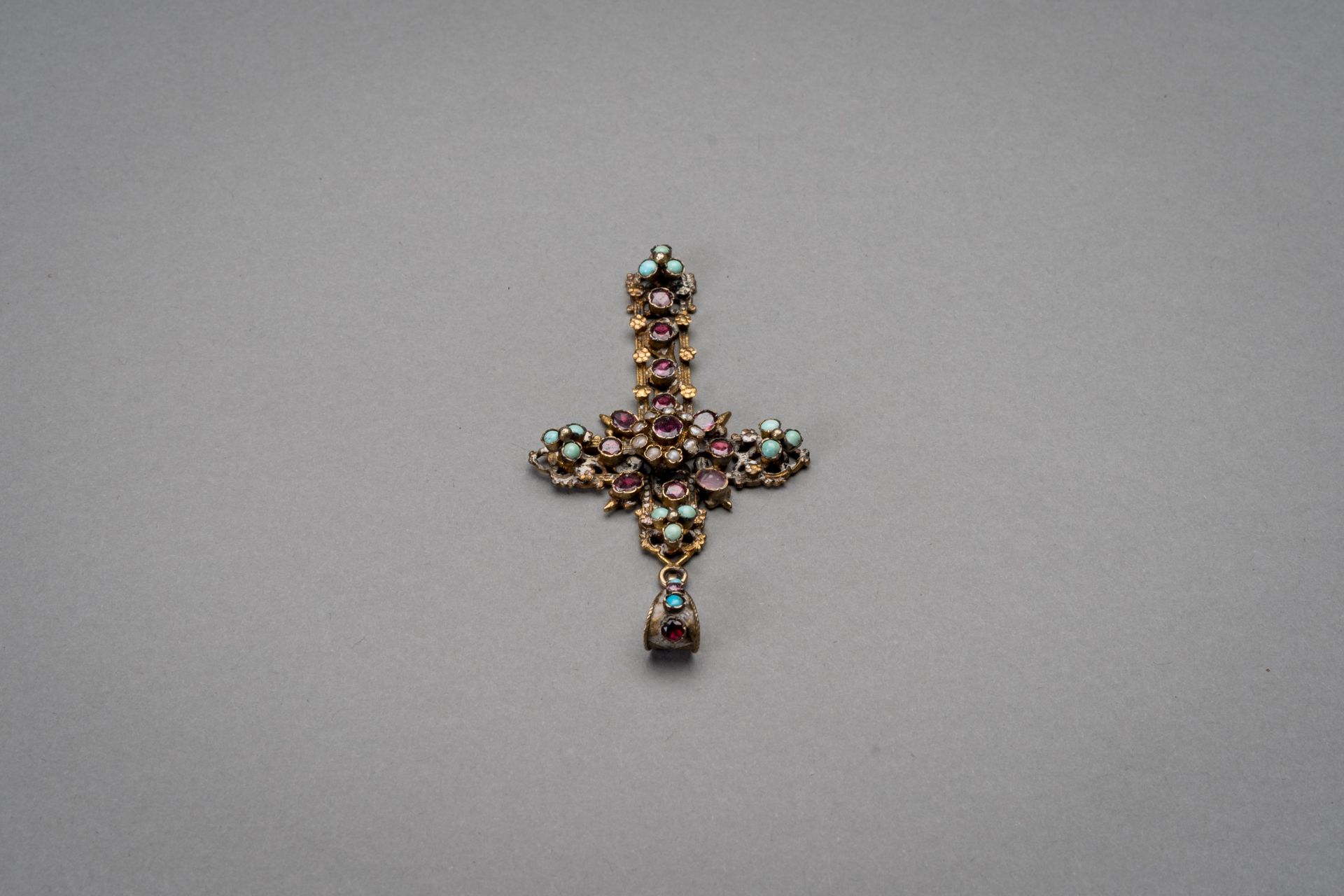 A RUBY, PEARL AND TURQUOISE INSET GILT SILVER CROSS PENDANT - Image 6 of 9