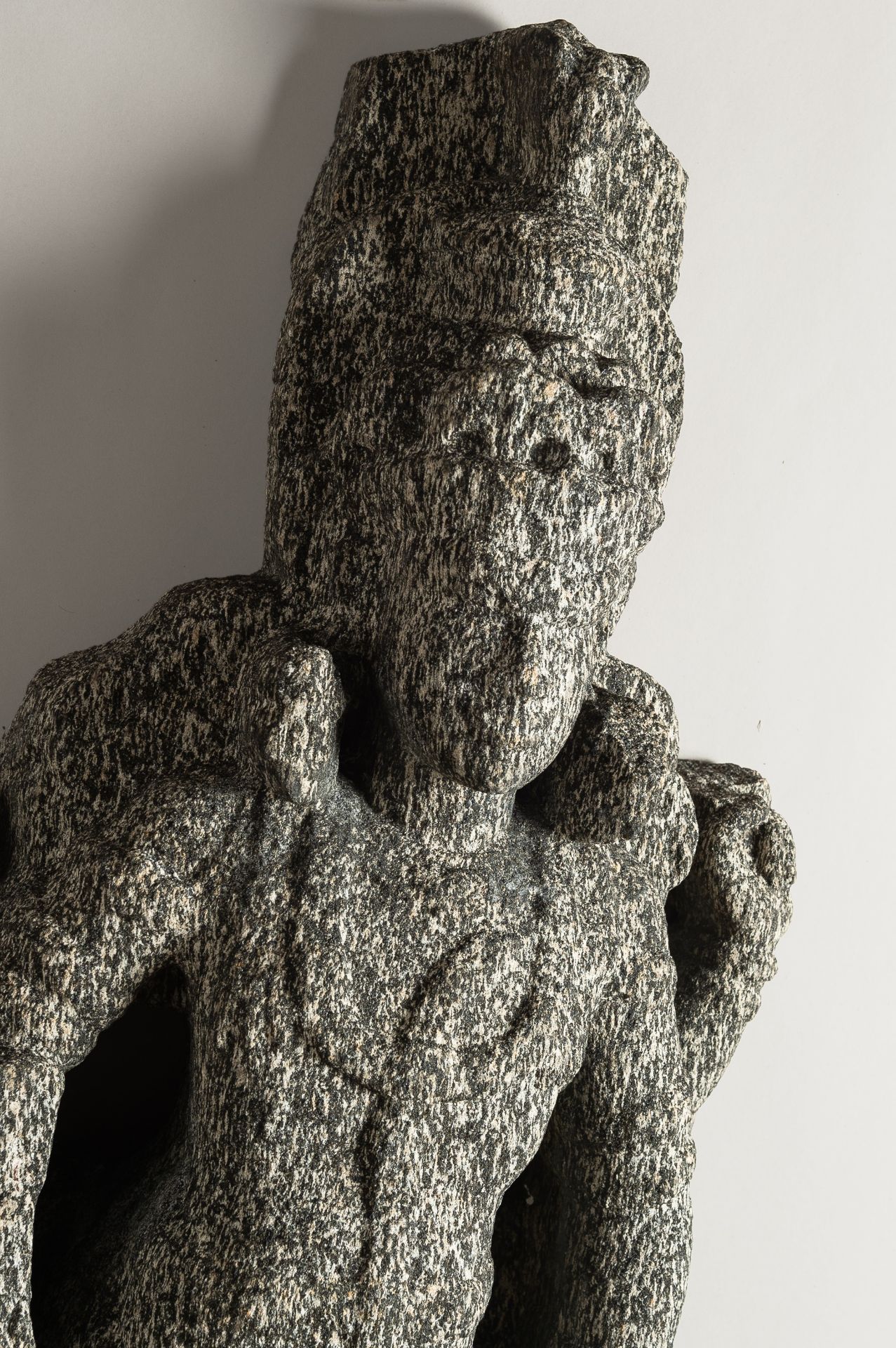 AN INDIAN GRANITE STONE STATUE OF A DEITY - Image 8 of 14