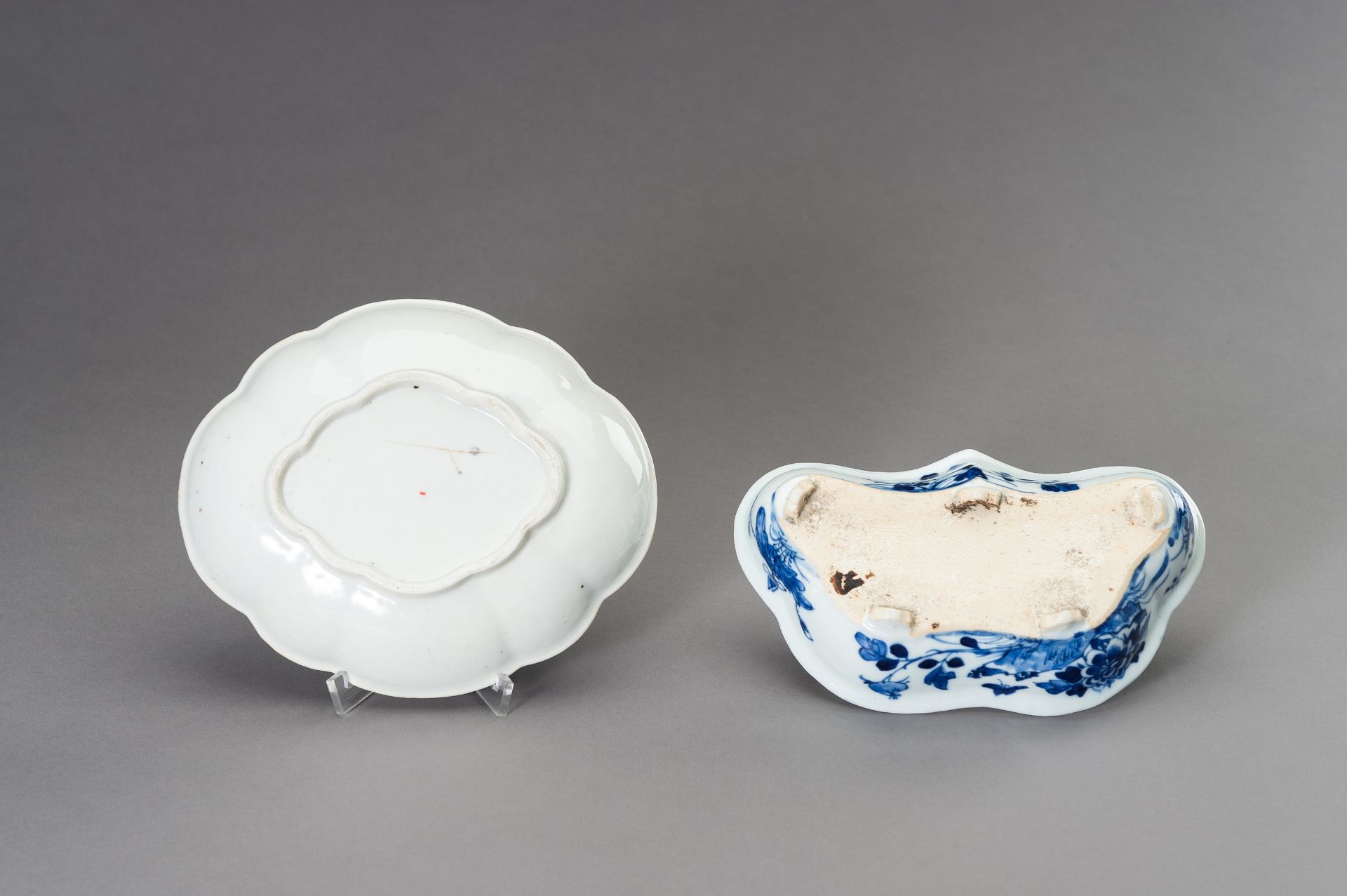 A SET OF TWO BLUE AND WHITE LOBED DISHES, REPUBLIC PERIOD - Image 6 of 8