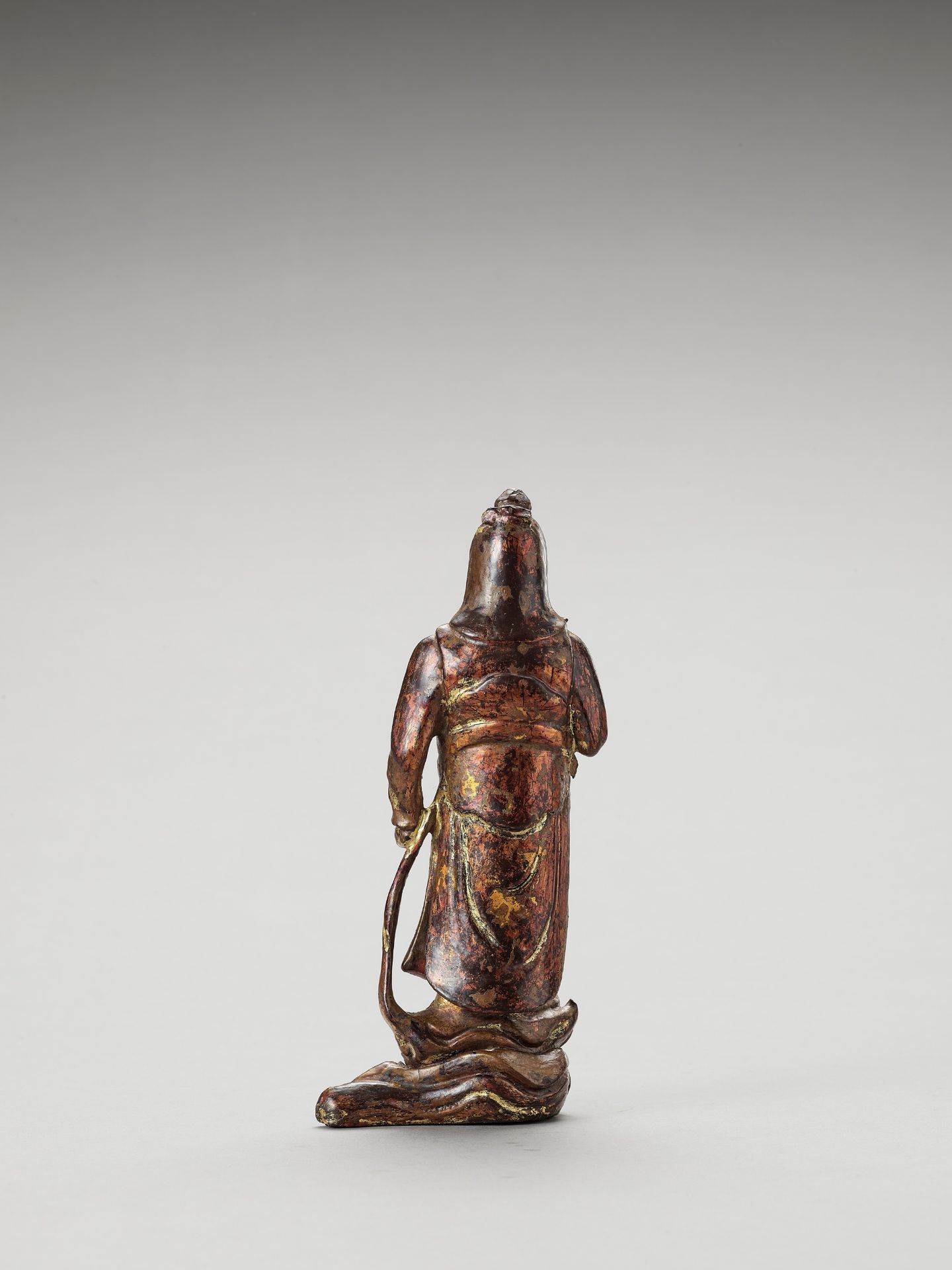 A GILT AND LACQUERED WOOD FIGURE OF A HEAVENLY KING, MING - Image 4 of 5
