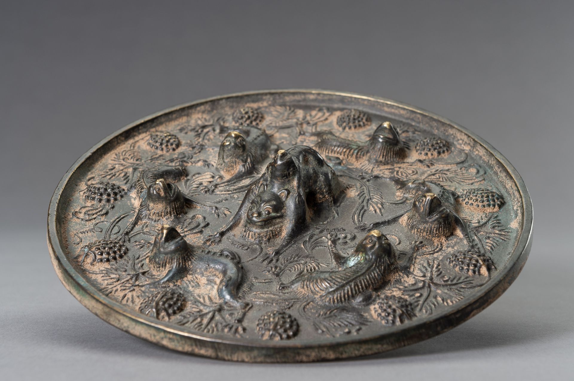 A TANG-STYLE BRONZE 'LIONS AND GRAPEVINES' MIRROR - Image 4 of 10