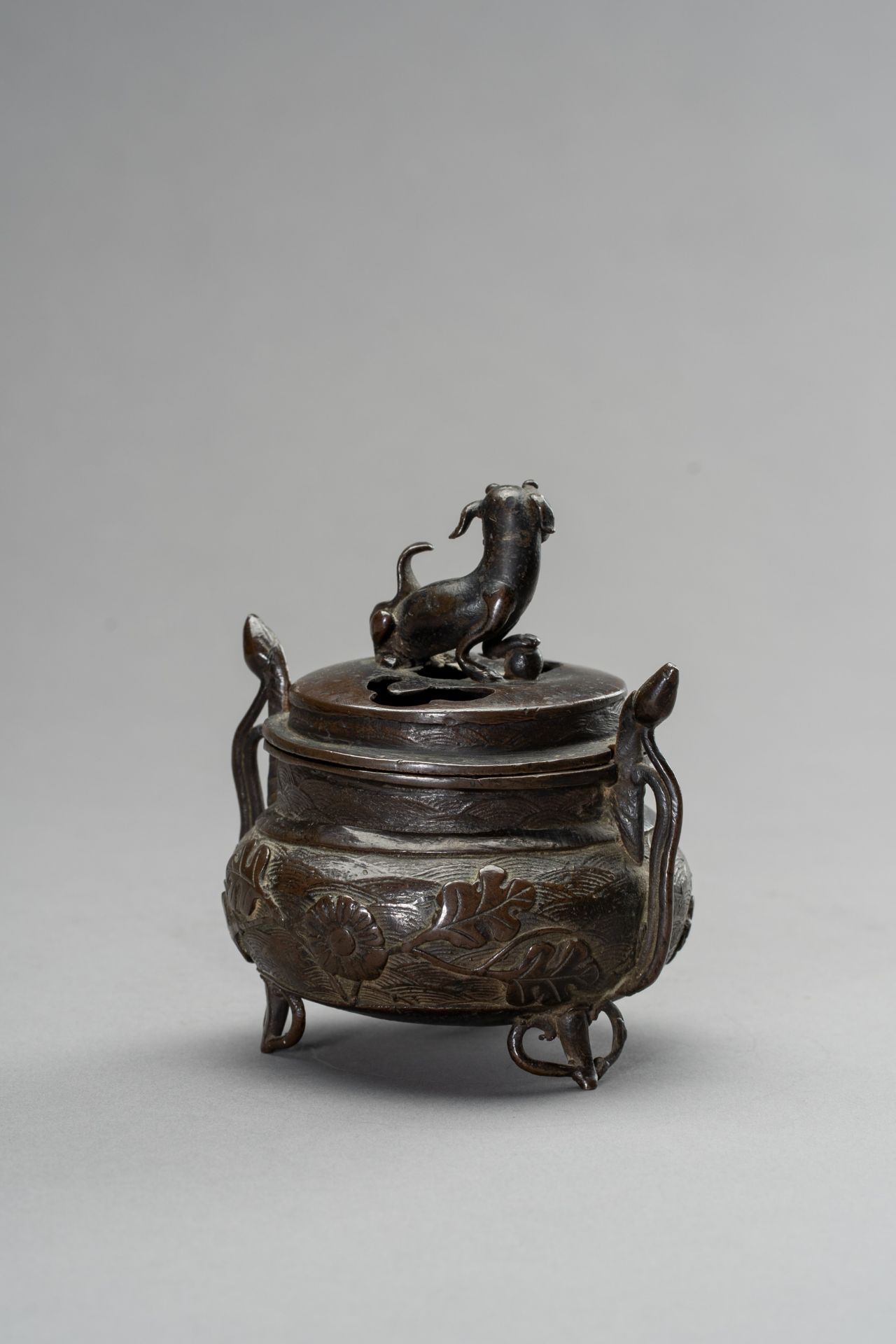 A MINATURE BRONZE TRIPOD CENSER, QING DYNASTY - Image 4 of 11