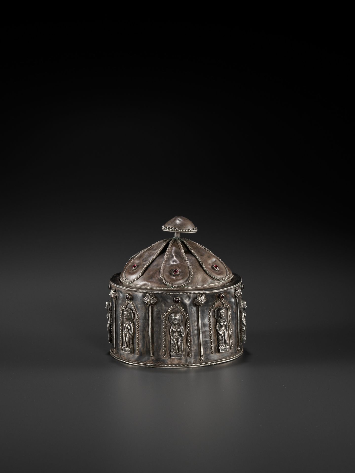 AN INDIAN MIXED METAL BOX AND COVER, 18th - 19th CENTURY - Image 6 of 12