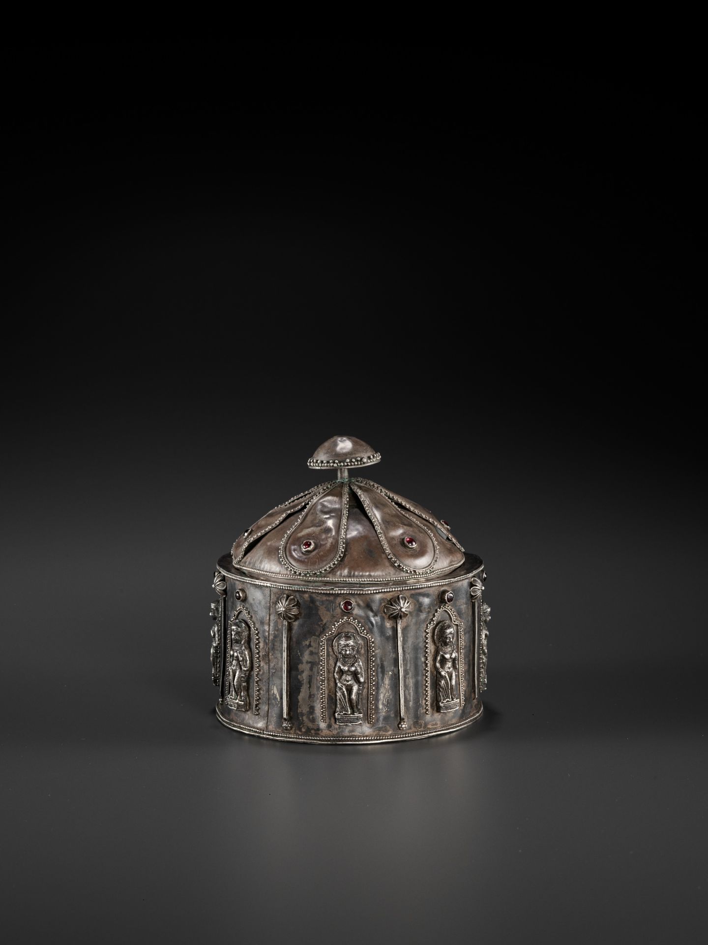 AN INDIAN MIXED METAL BOX AND COVER, 18th - 19th CENTURY - Image 3 of 12