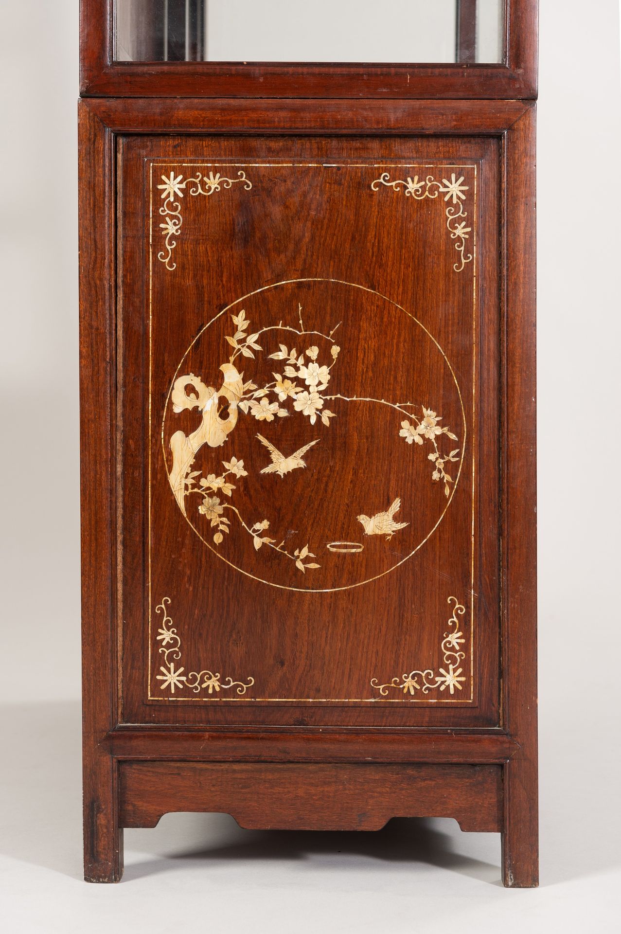 A PAIR OF MOTHER OF PEARL INLAID DISPLAY CABINETS, 1900s - Bild 39 aus 42