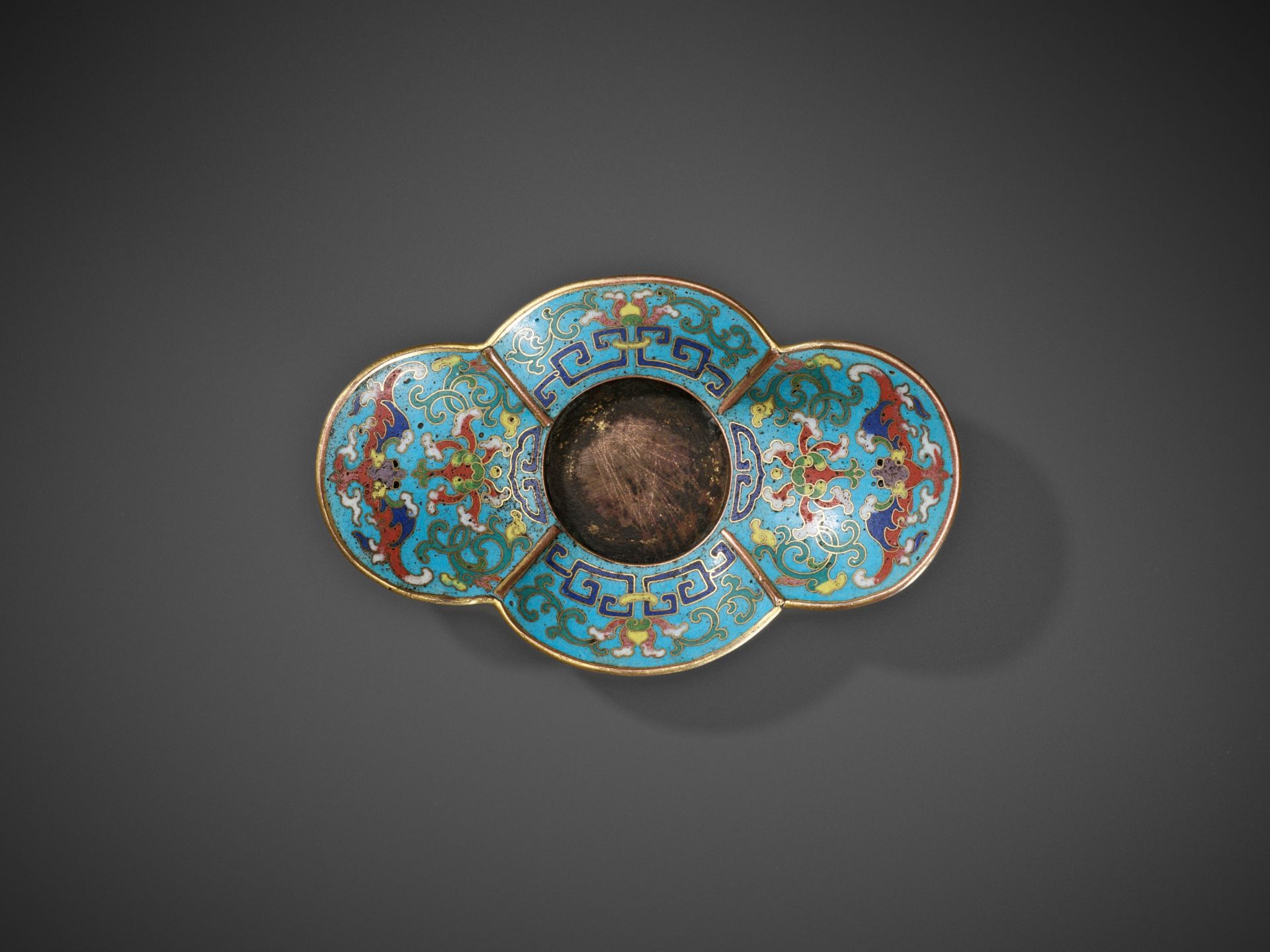 A GILT-COPPER CLOISONNE QUADRILOBED CUP STAND, 18TH CENTURY - Image 9 of 9
