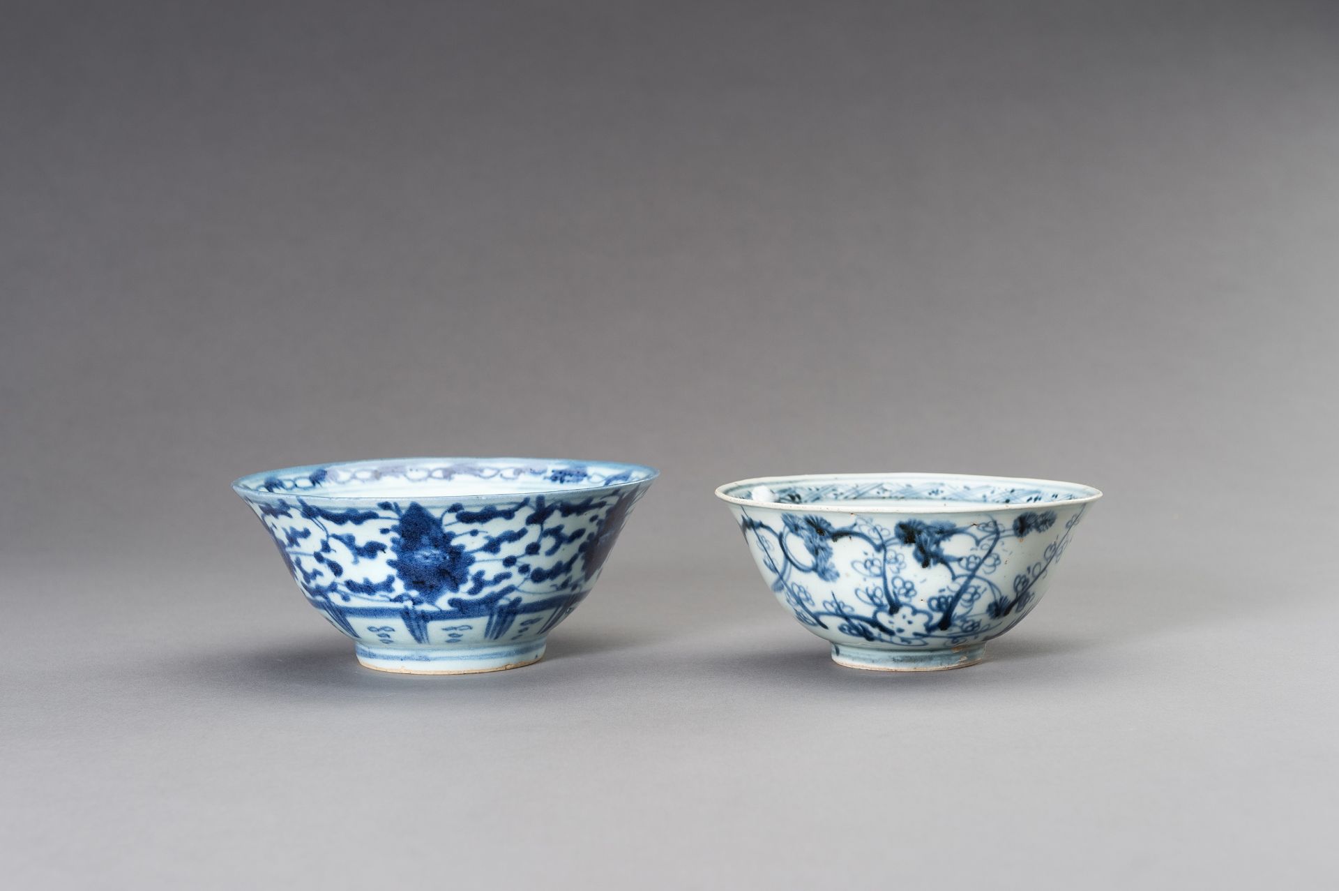 A SET OF TWO BLUE AND WHITE 'FLORAL' BOWLS, TRANSITIONAL PERIOD
