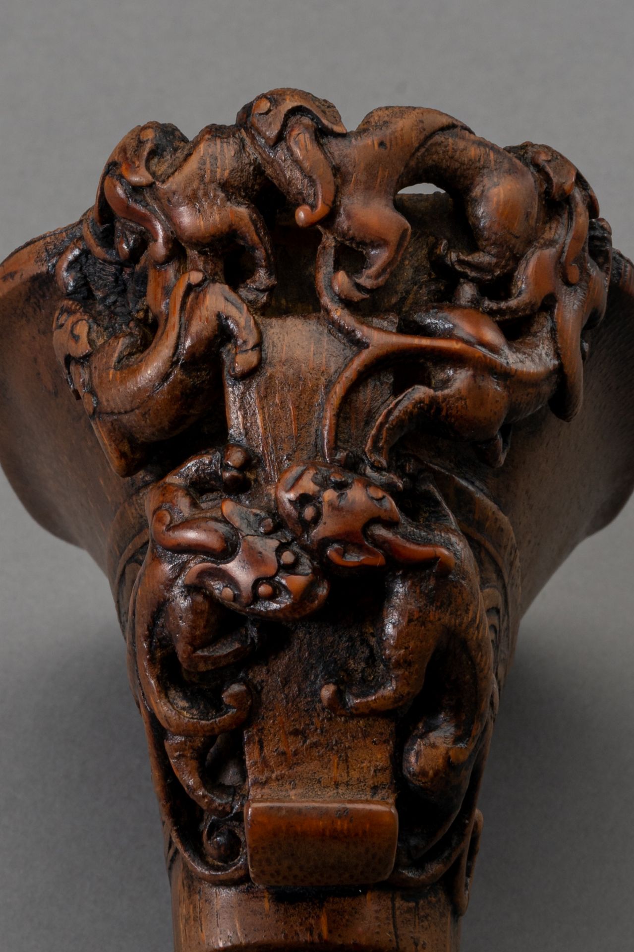 AN ARCHAISTIC BAMBOO LIBATION CUP, QING DYNASTY - Bild 3 aus 11