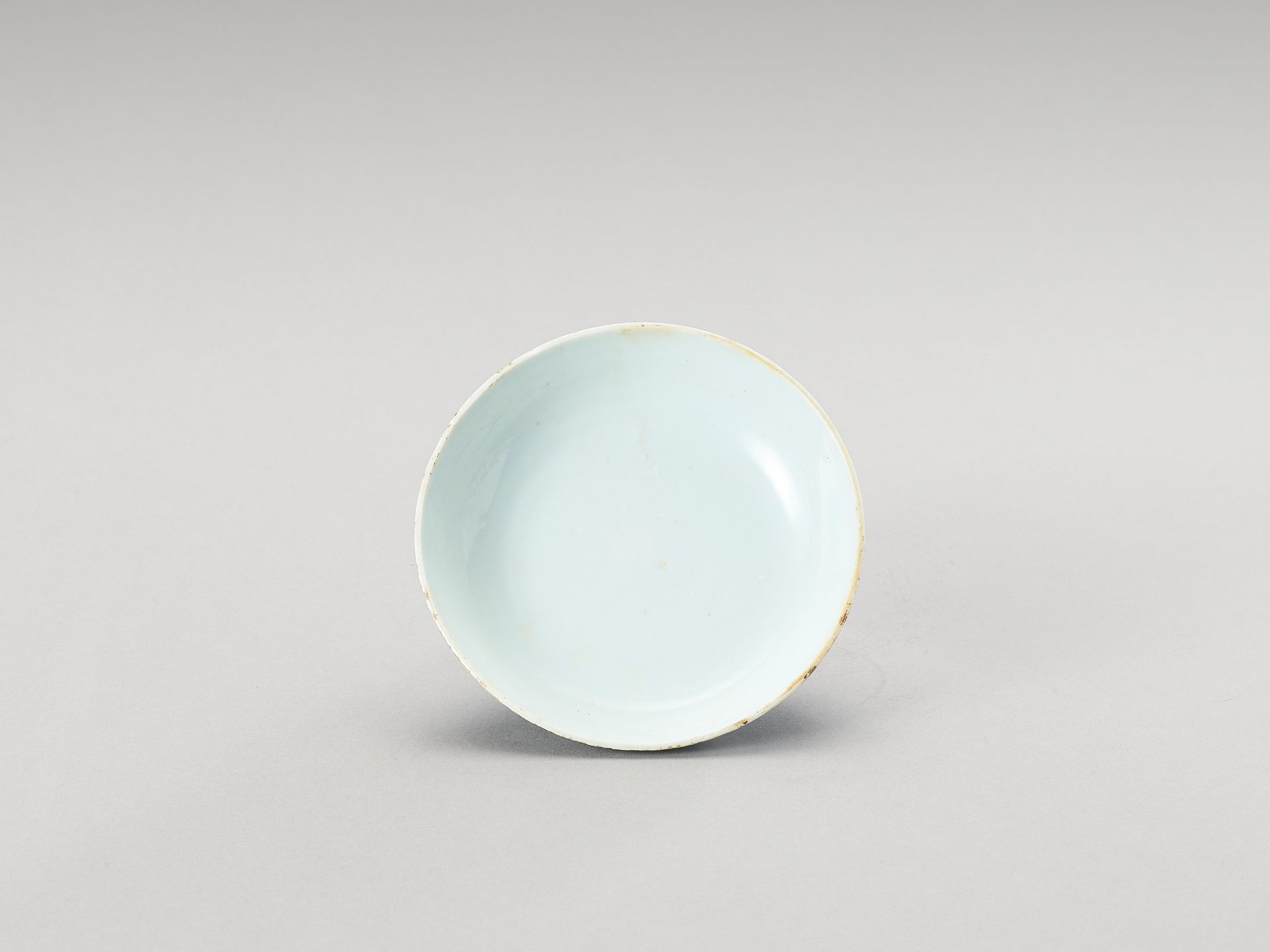 A BLUE AND WHITE PORCELAIN BOWL - Image 2 of 5