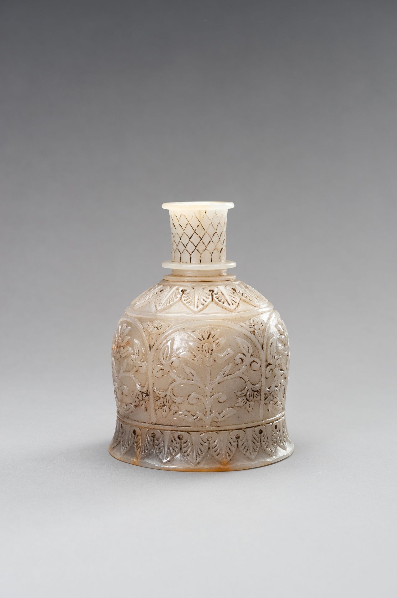 A MUGHAL-STYLE AGATE HOOKAH BASE