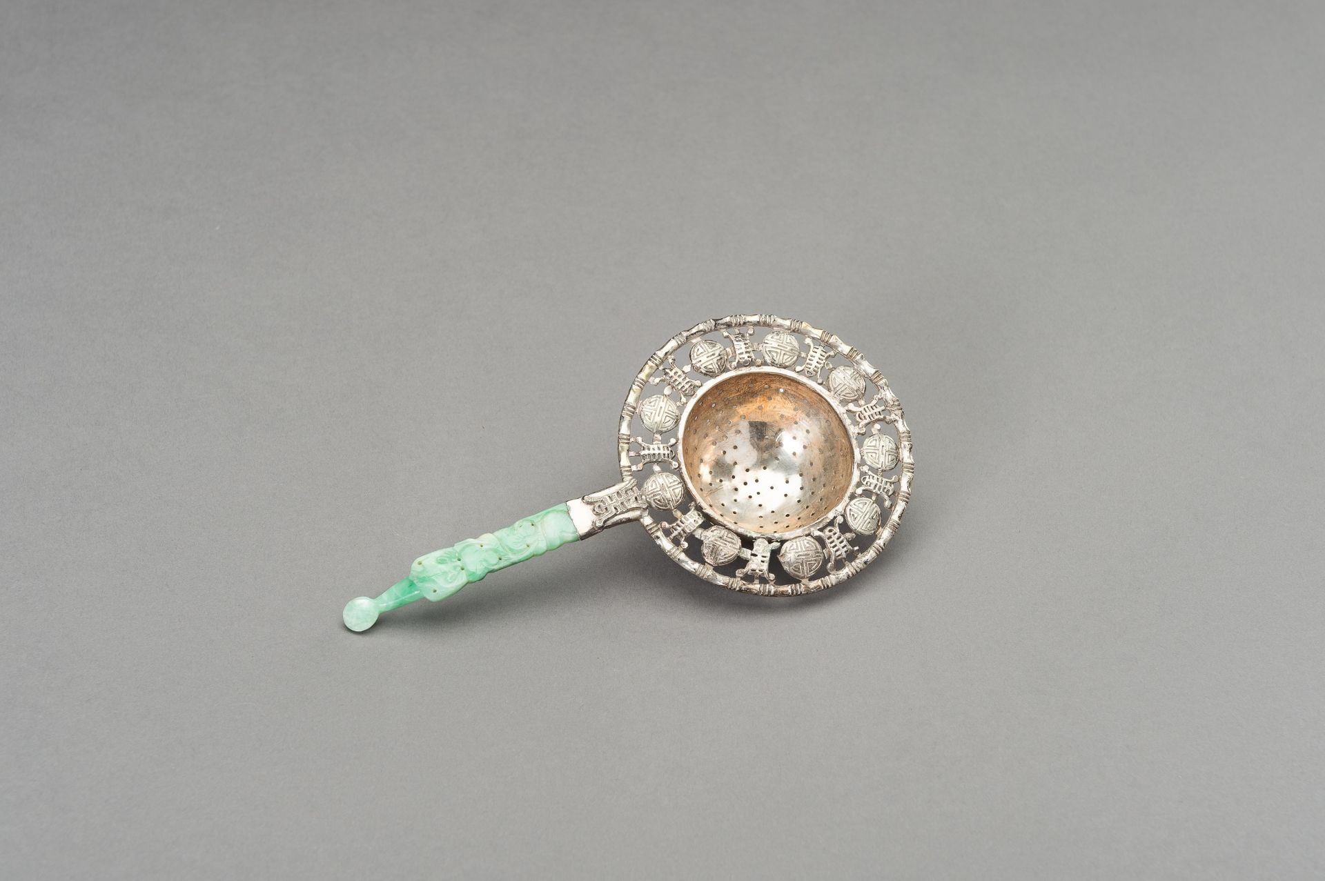 A SILVER-PLATED TEA STRAINER WITH JADEITE HANDLE - Image 2 of 10