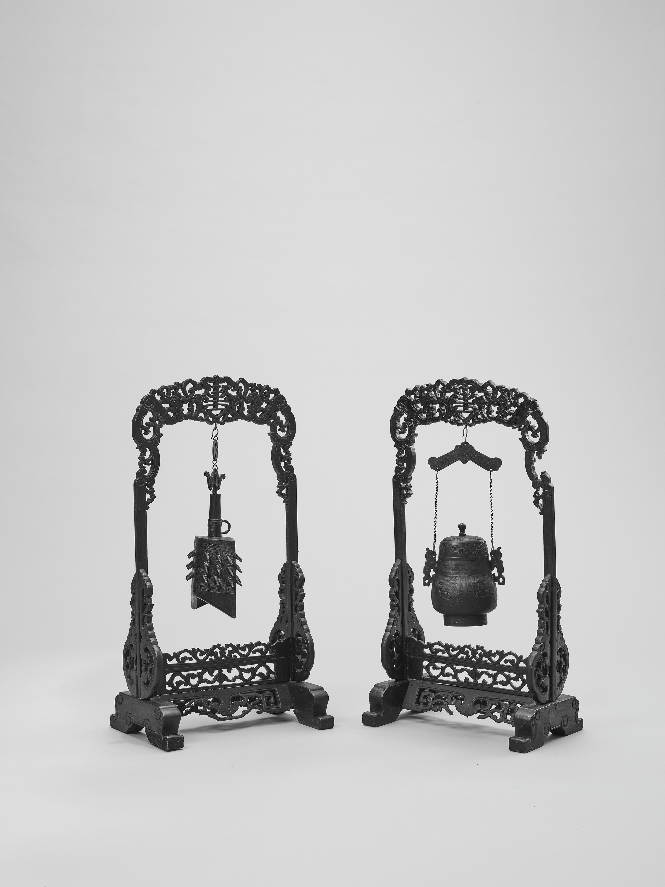 AN ARCHAISTIC BRONZE TEMPLE BELL AND VESSEL SUSPENDED IN HARDWOOD FRAMES AND STANDS, QING - Image 5 of 6