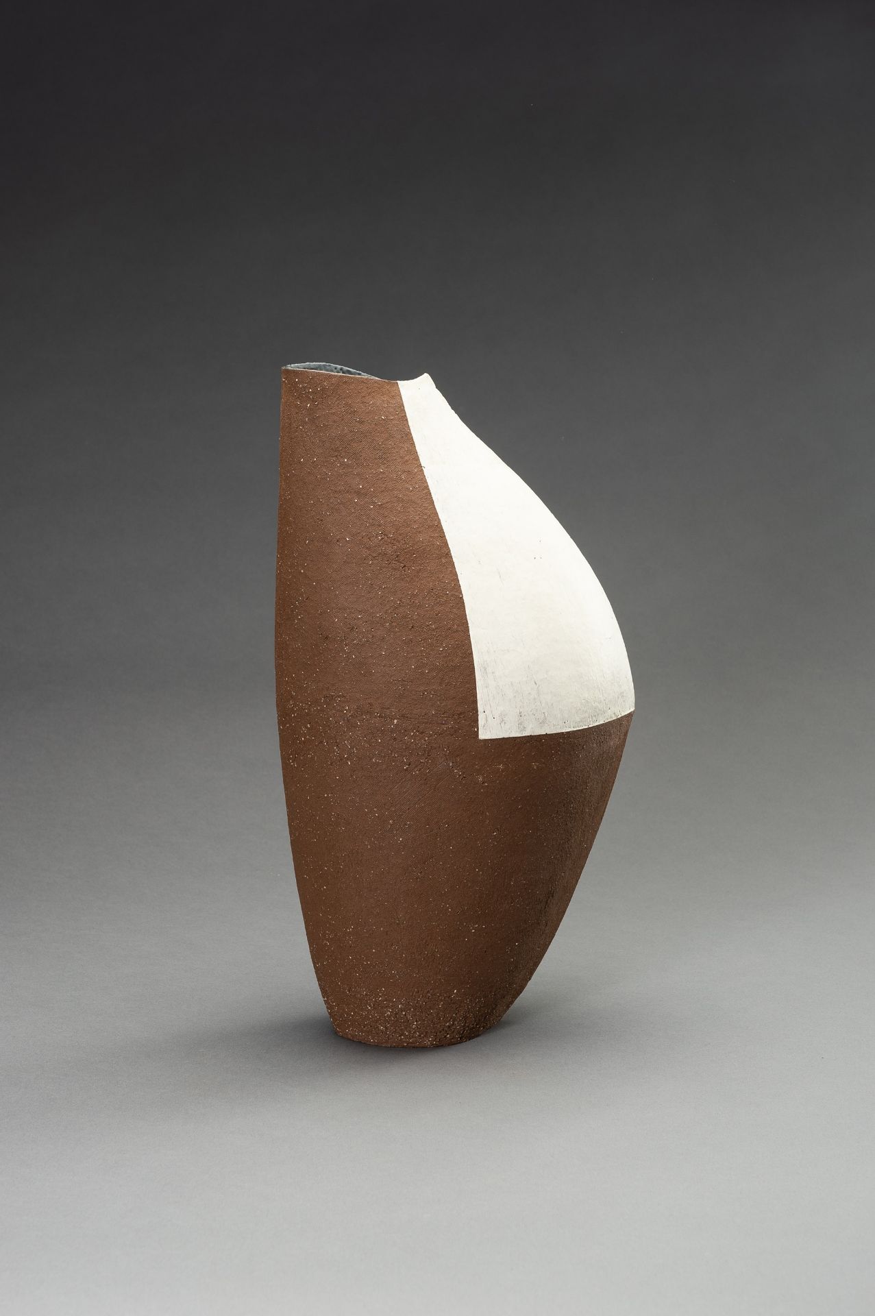 MASA TOSHI: A CONTEMPORARY LACQUERED CERAMIC VASE - Image 7 of 11