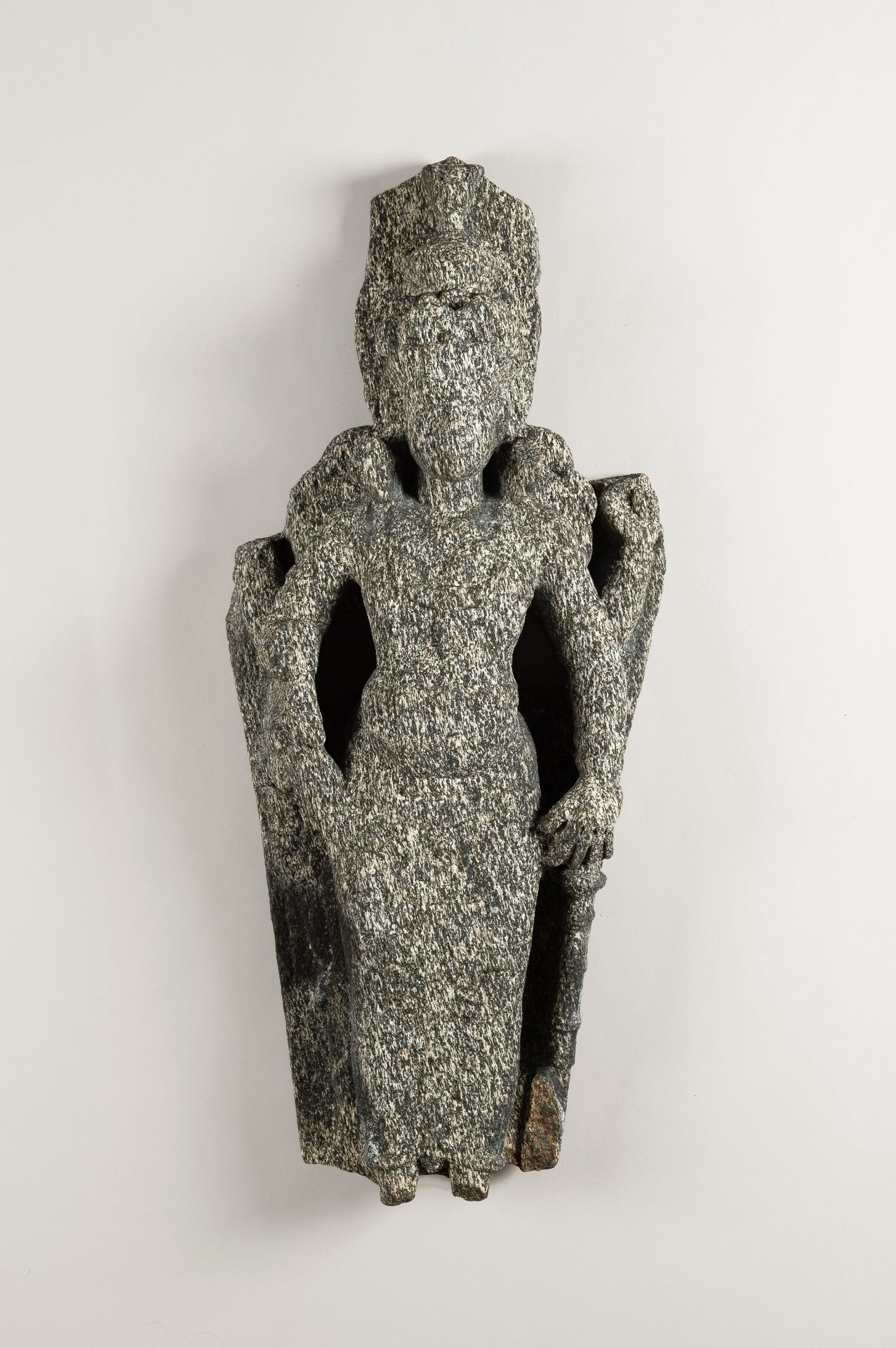 AN INDIAN GRANITE STONE STATUE OF A DEITY - Image 11 of 14