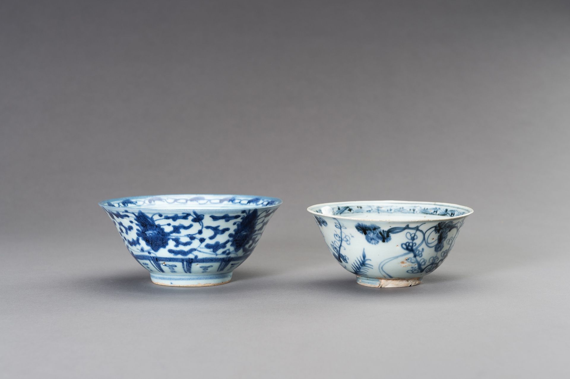 A SET OF TWO BLUE AND WHITE 'FLORAL' BOWLS, TRANSITIONAL PERIOD - Image 3 of 10