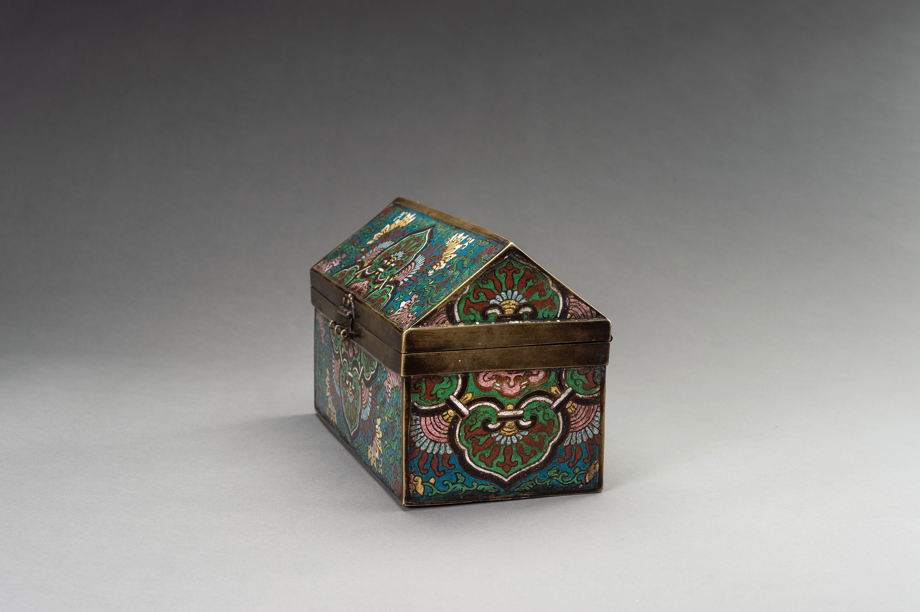 A RECTANGULAR CLOISONNE BOX, LATE QING DYNASTY - Image 3 of 17