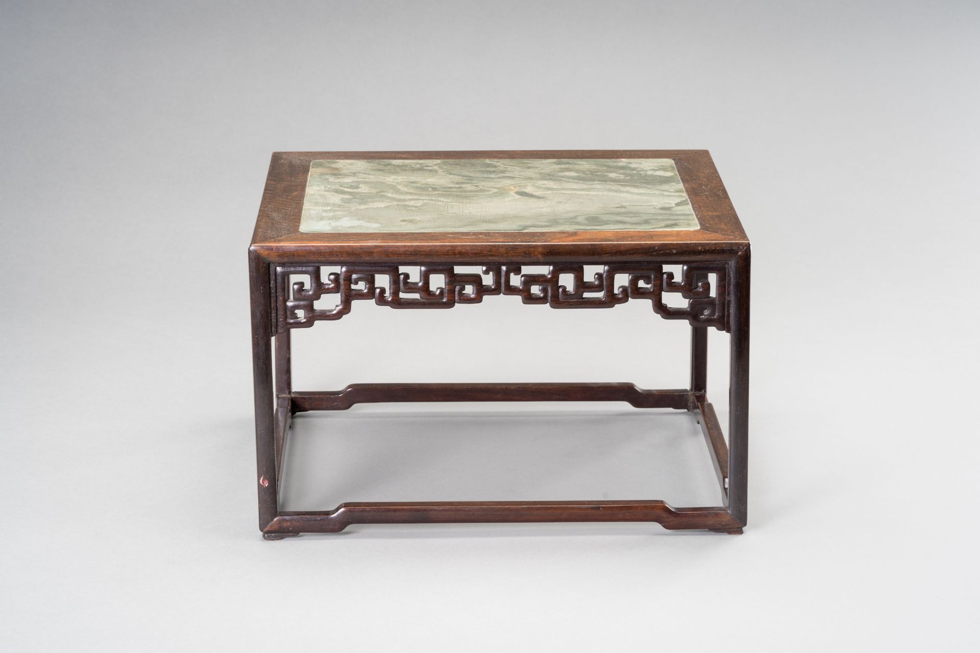A WOOD AND MARBLE DISPLAY STAND, QING - Bild 2 aus 10