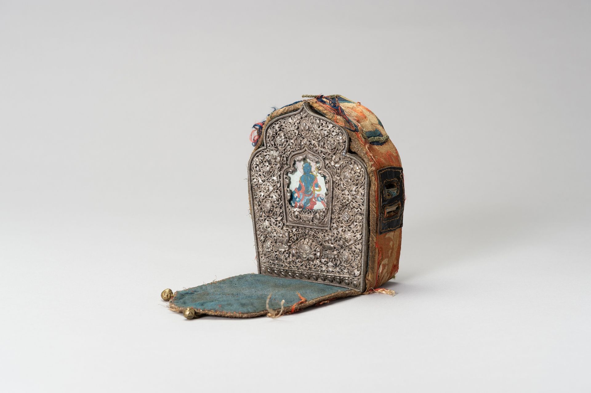 A LARGE METAL GAU BOX WITH BLUE TARA - Image 2 of 15