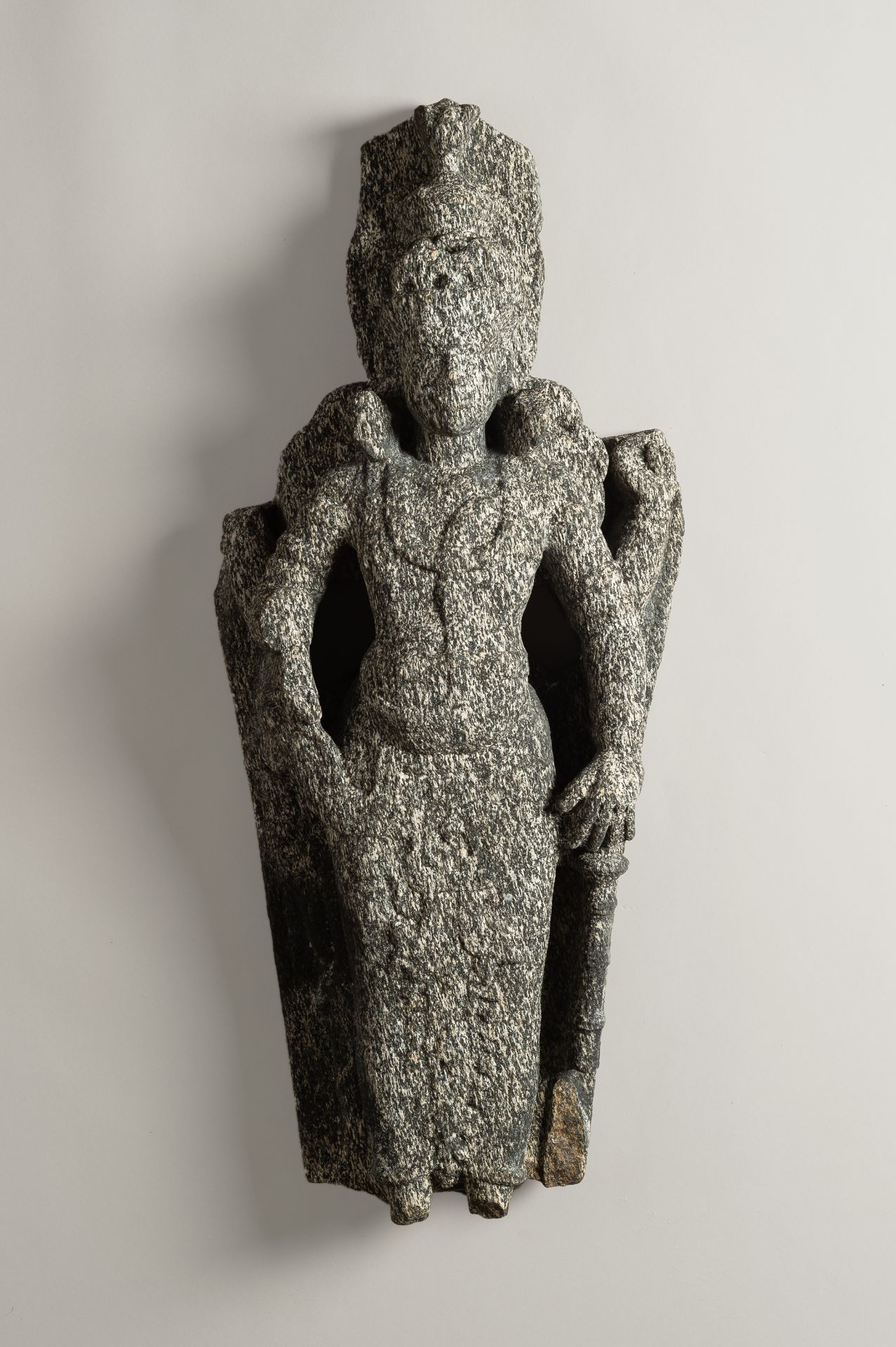 AN INDIAN GRANITE STONE STATUE OF A DEITY - Image 9 of 14