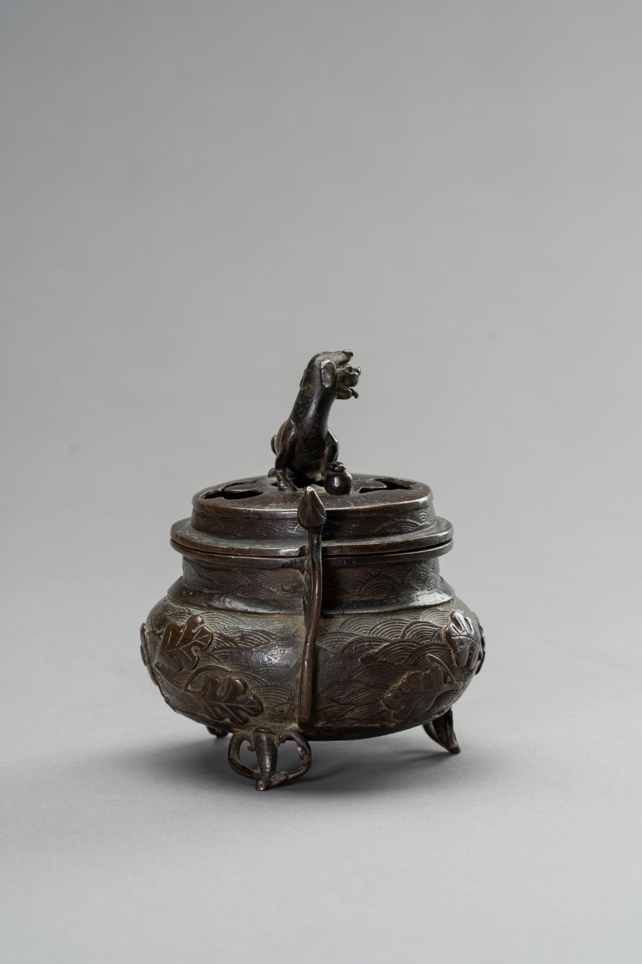 A MINATURE BRONZE TRIPOD CENSER, QING DYNASTY - Image 3 of 11