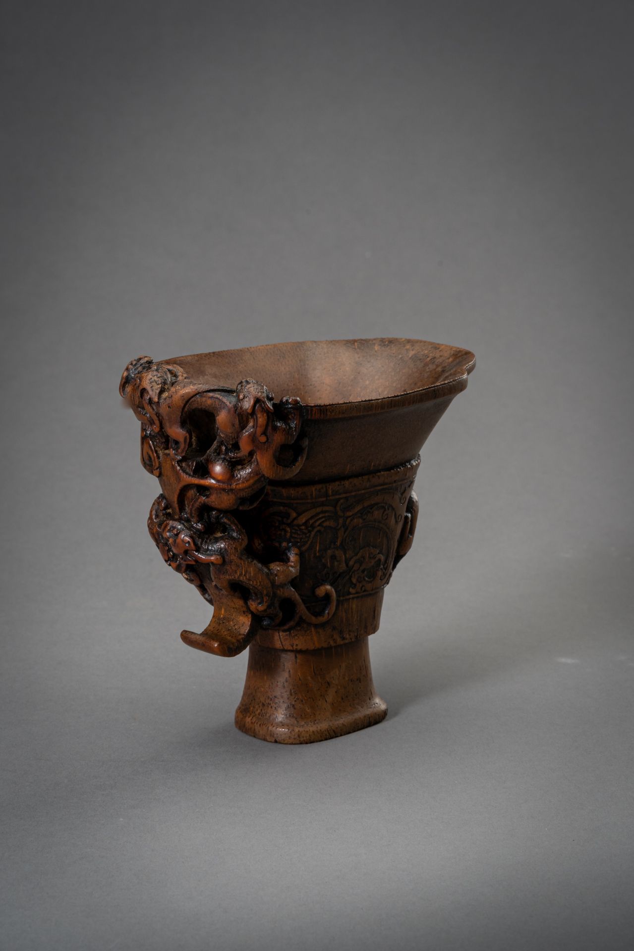 AN ARCHAISTIC BAMBOO LIBATION CUP, QING DYNASTY - Bild 7 aus 11