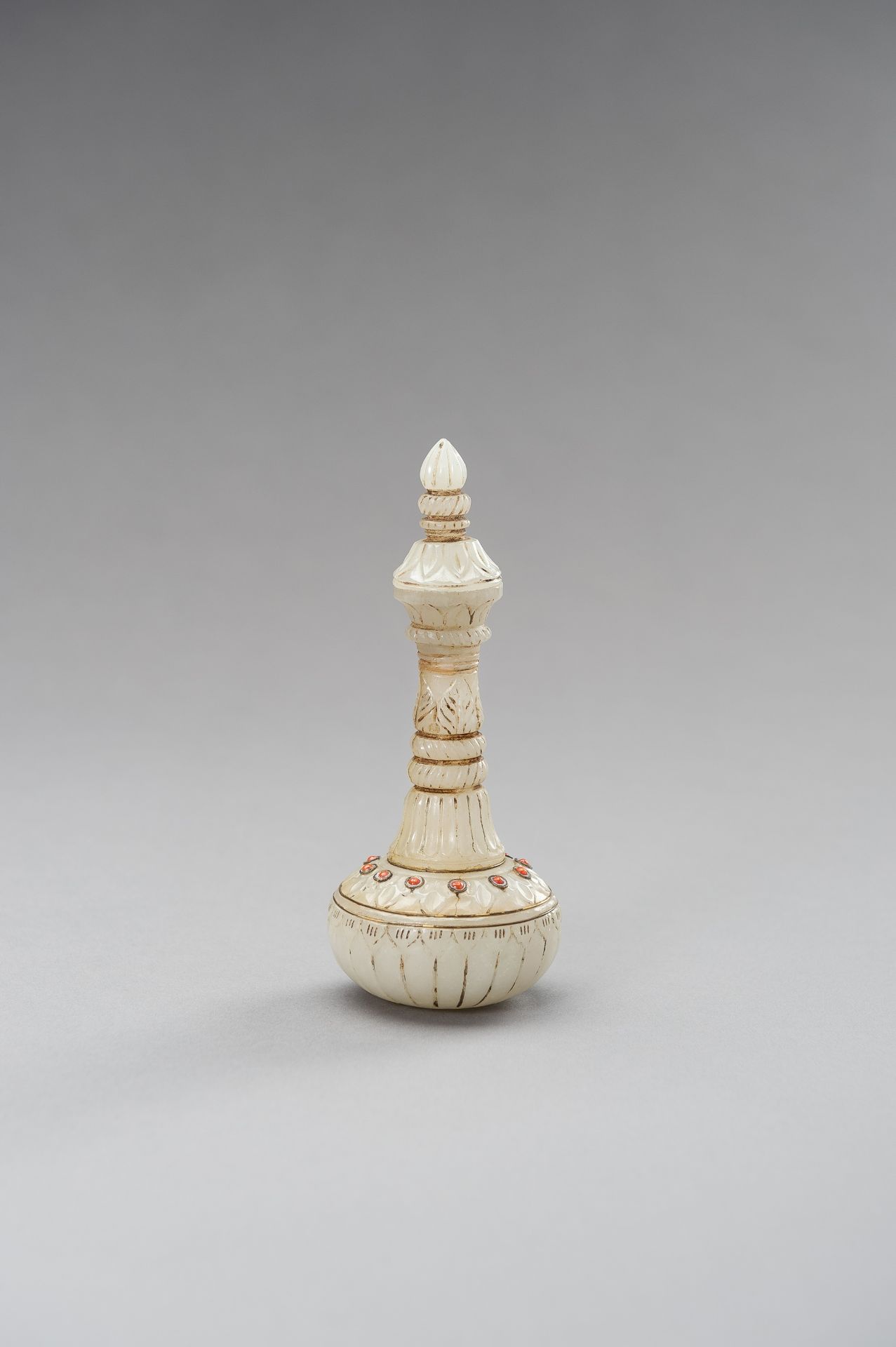 A MUGHAL-STYLE CORAL SET AGATE MINIATURE FLASK - Image 11 of 12