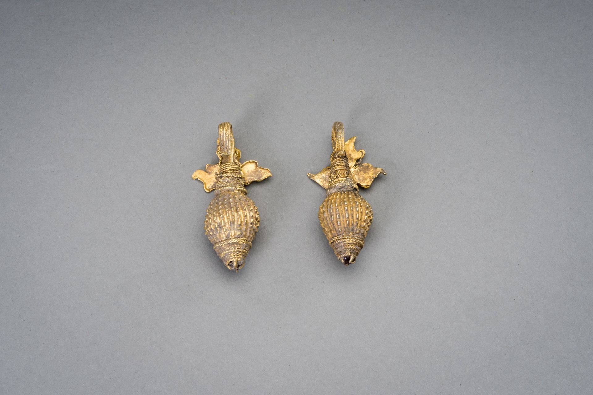 A PAIR OF INDIAN GOLD ORNAMENTS WITH CONCH AND FLOWER - Image 6 of 8