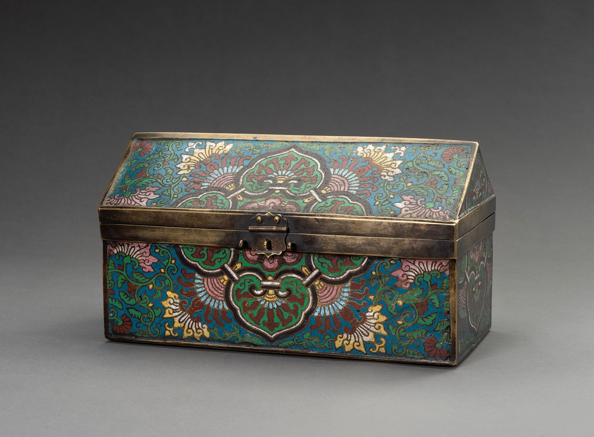 A RECTANGULAR CLOISONNE BOX, LATE QING DYNASTY