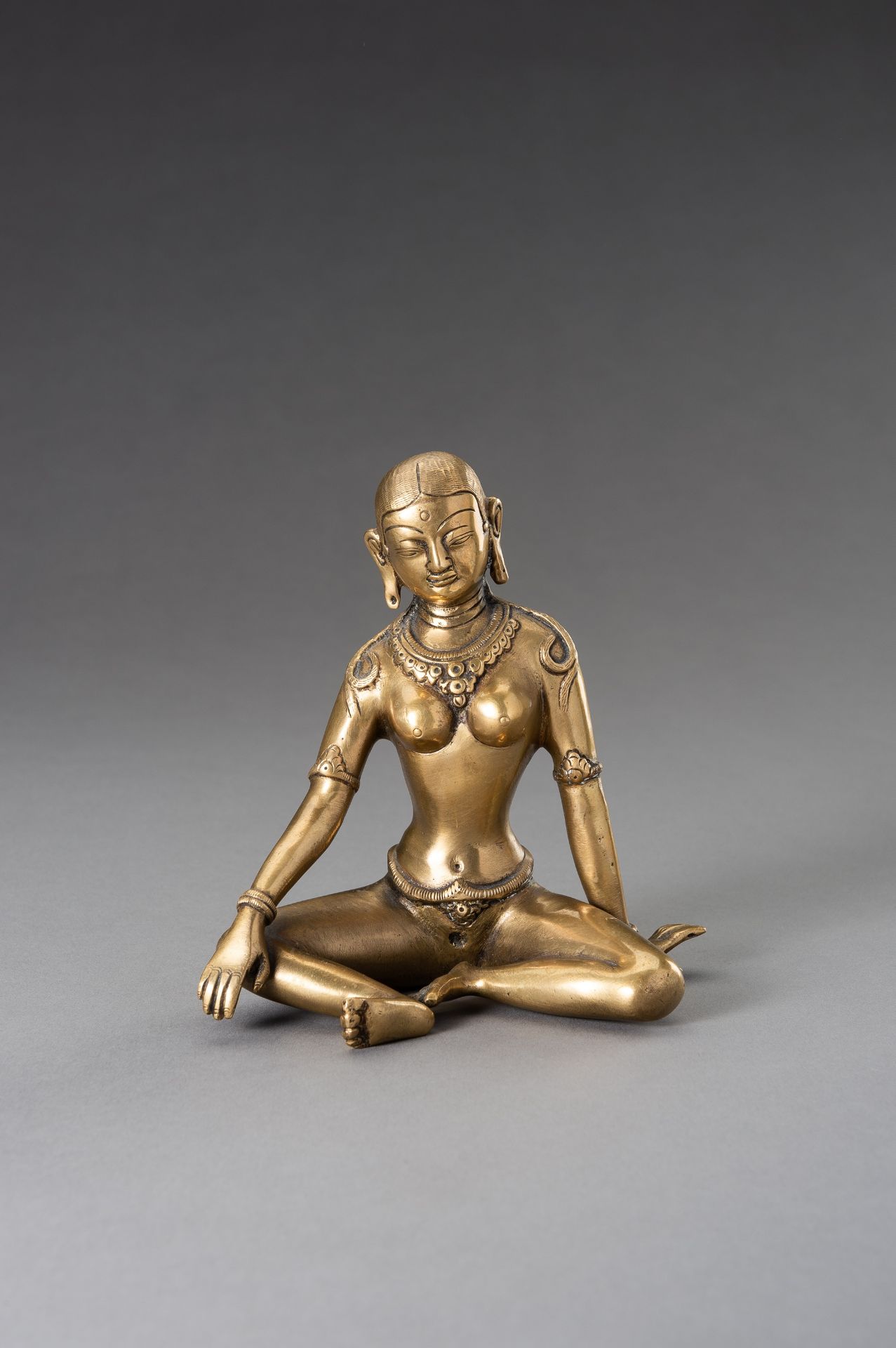 A BRONZE FIGURE OF TARA - Bild 2 aus 8