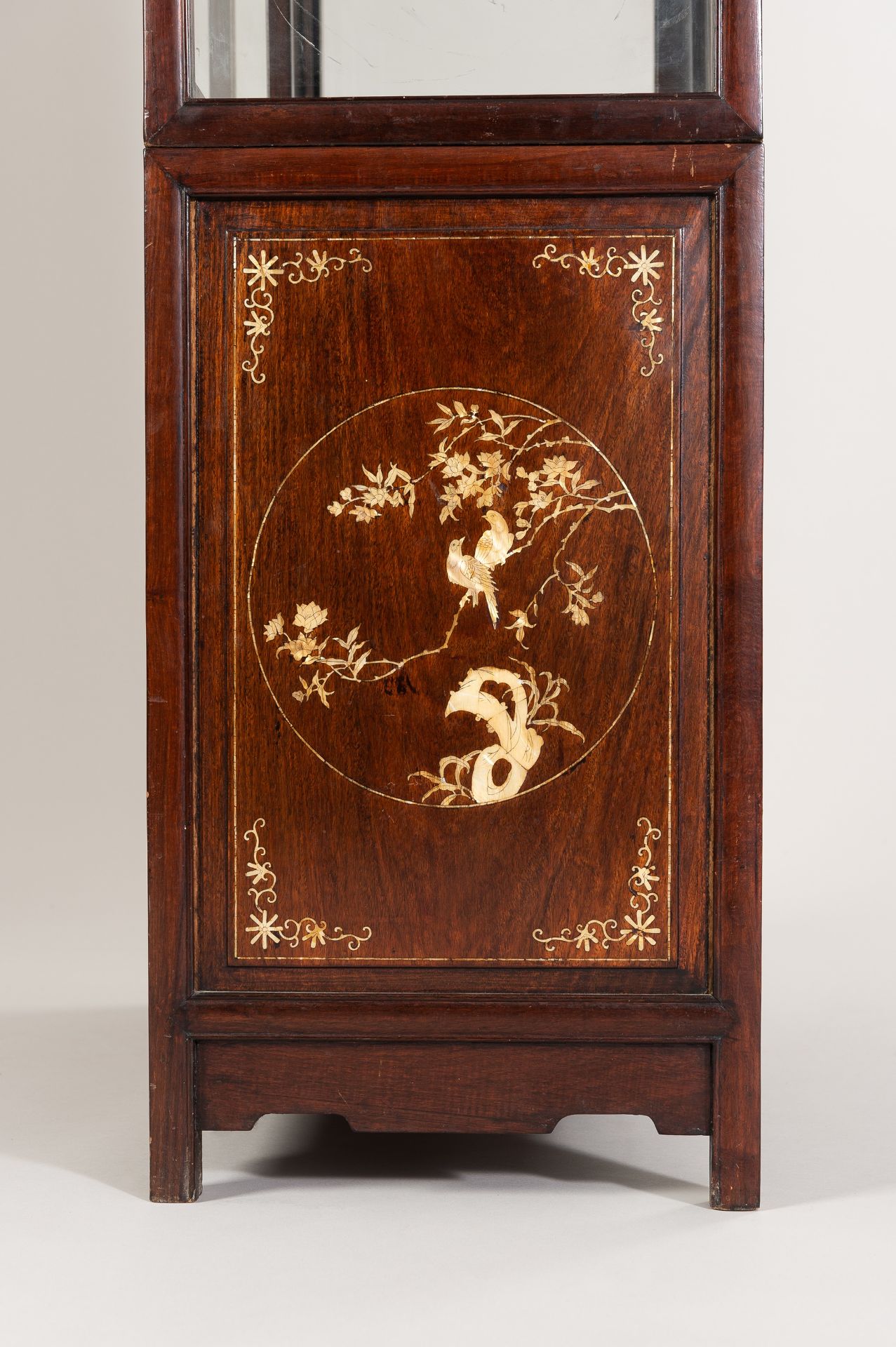A PAIR OF MOTHER OF PEARL INLAID DISPLAY CABINETS, 1900s - Bild 15 aus 42