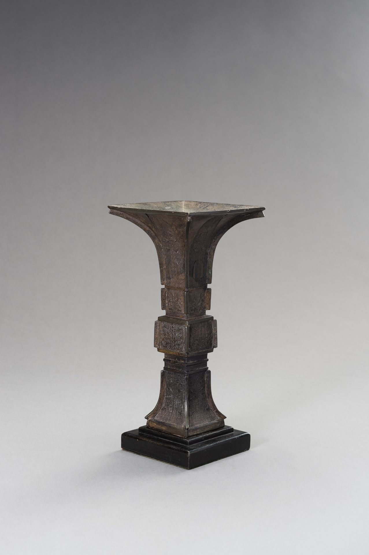 AN ARCHAISTIC BRONZE BEAKER VASE, GU - Image 8 of 11