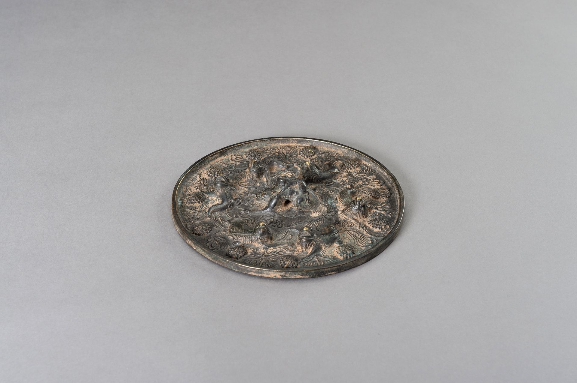 A TANG-STYLE BRONZE 'LIONS AND GRAPEVINES' MIRROR - Image 10 of 10