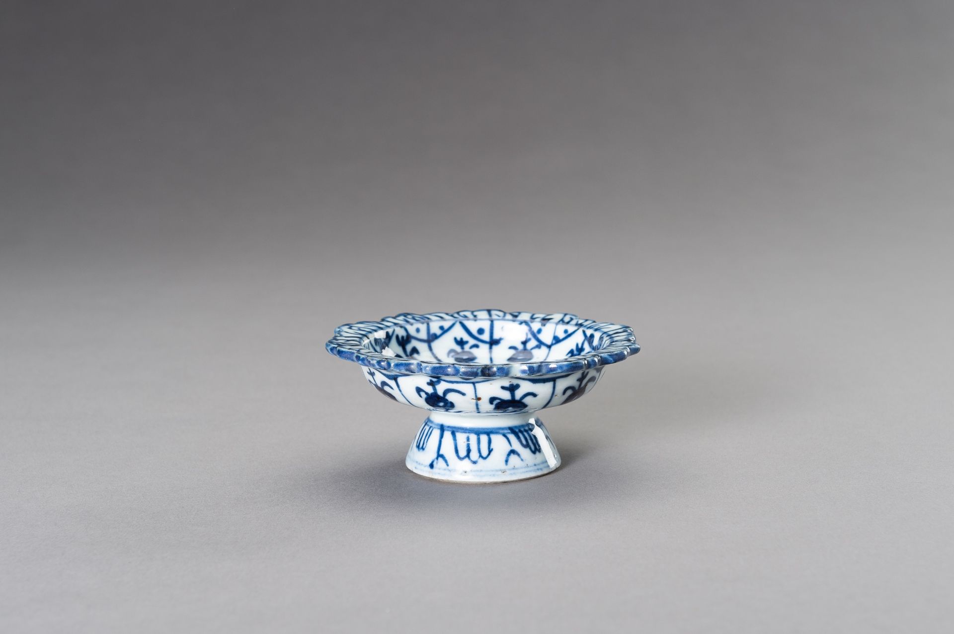 A BLUE AND WHITE TAZZA, QING - Image 4 of 10